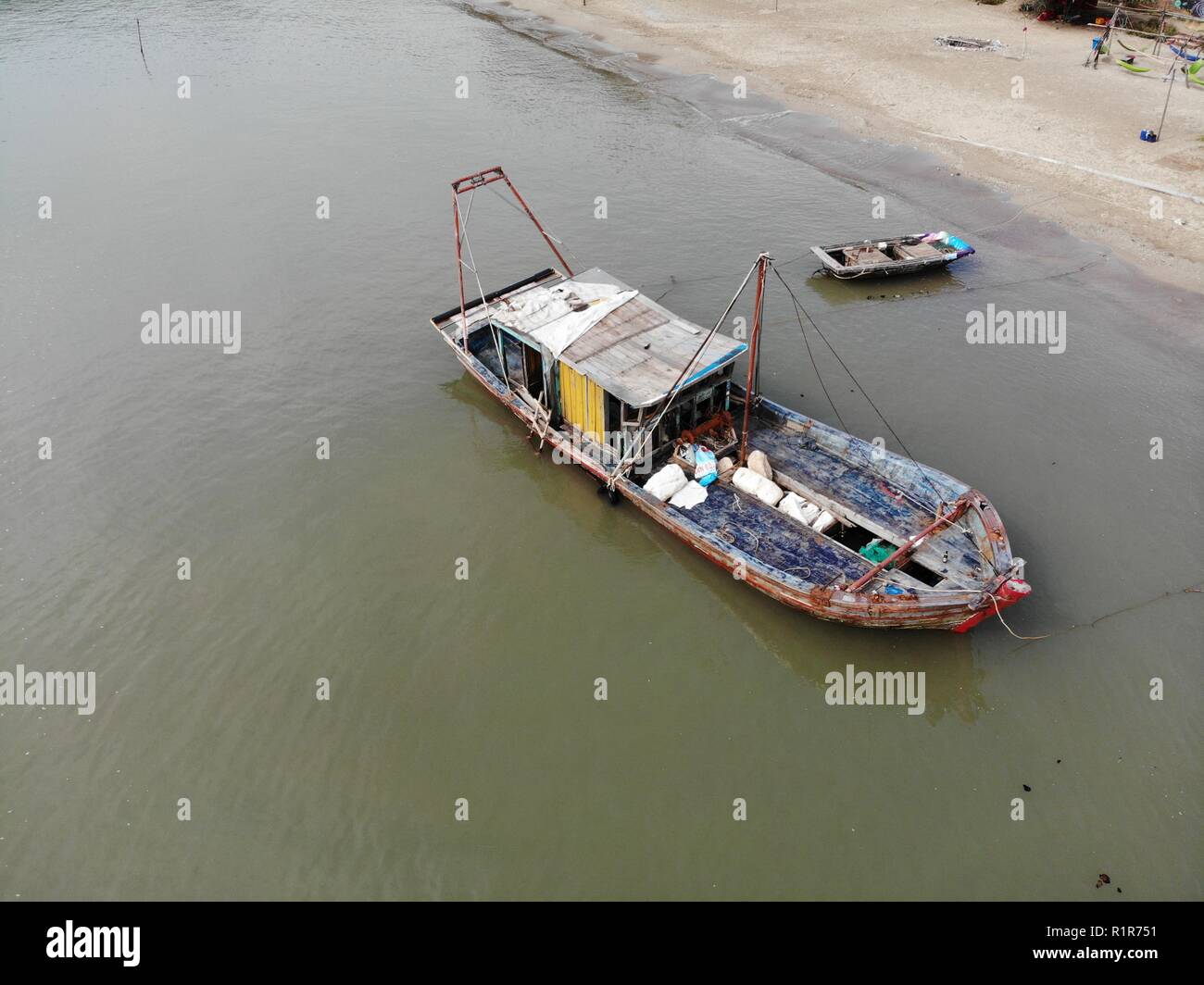 Vietnamita tradizionale barca da pesca su cat ba island Foto Stock