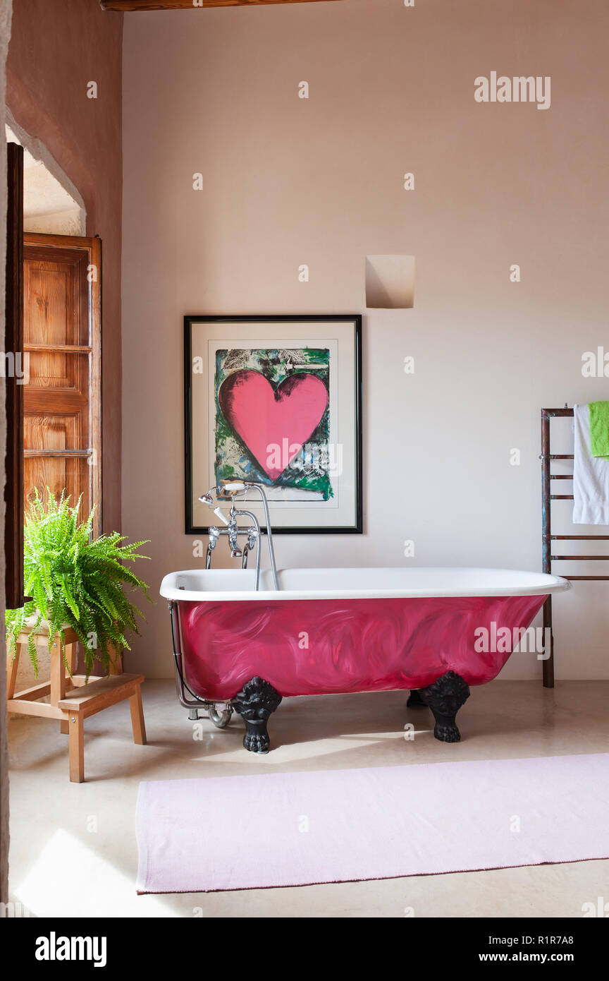 Bagno femminile con vasca rosa Foto stock - Alamy