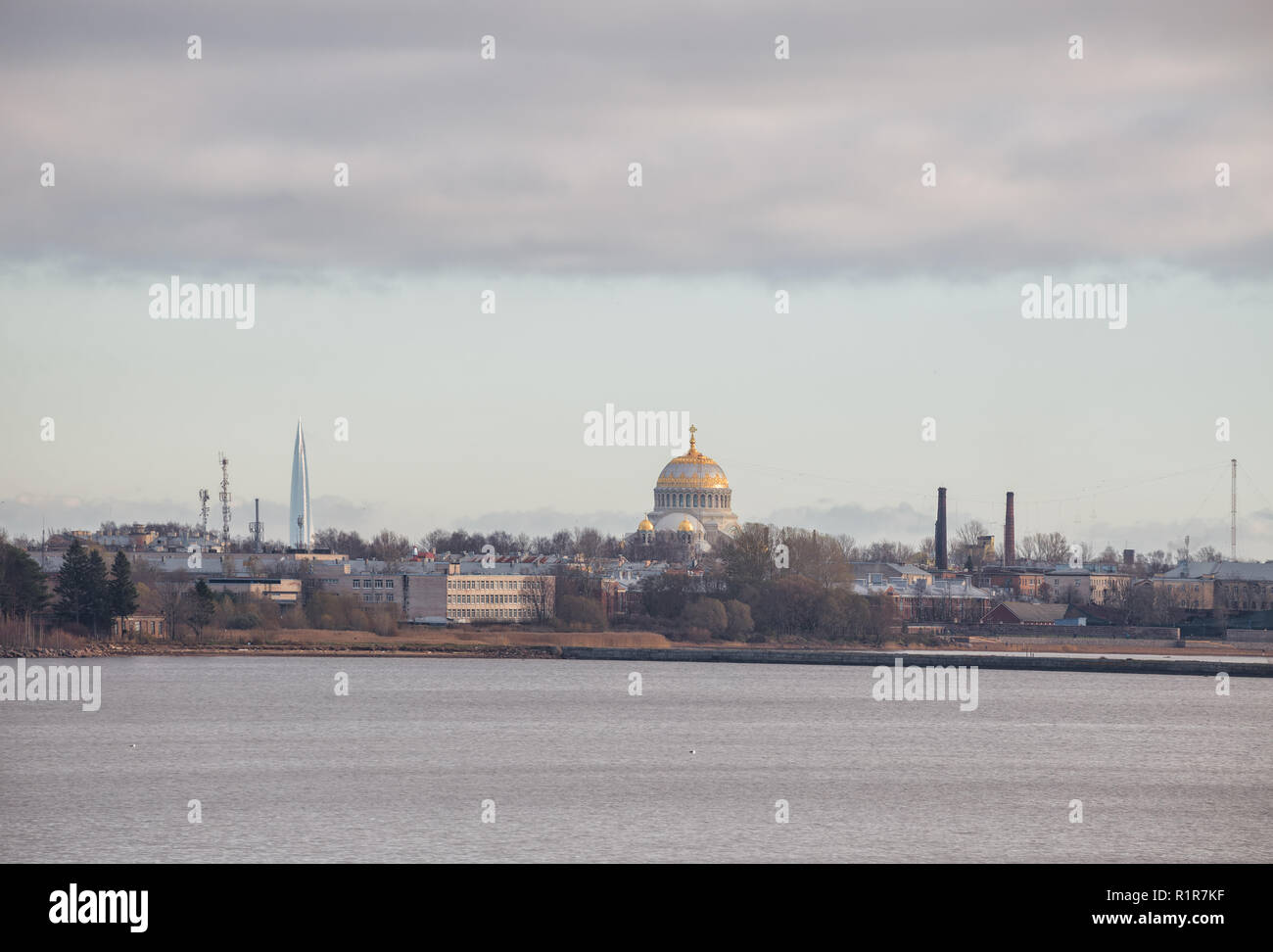 Vista di Cronštadt dal Golfo di Finlandia. Cattedrale navale e centro Lakhta grattacielo Foto Stock