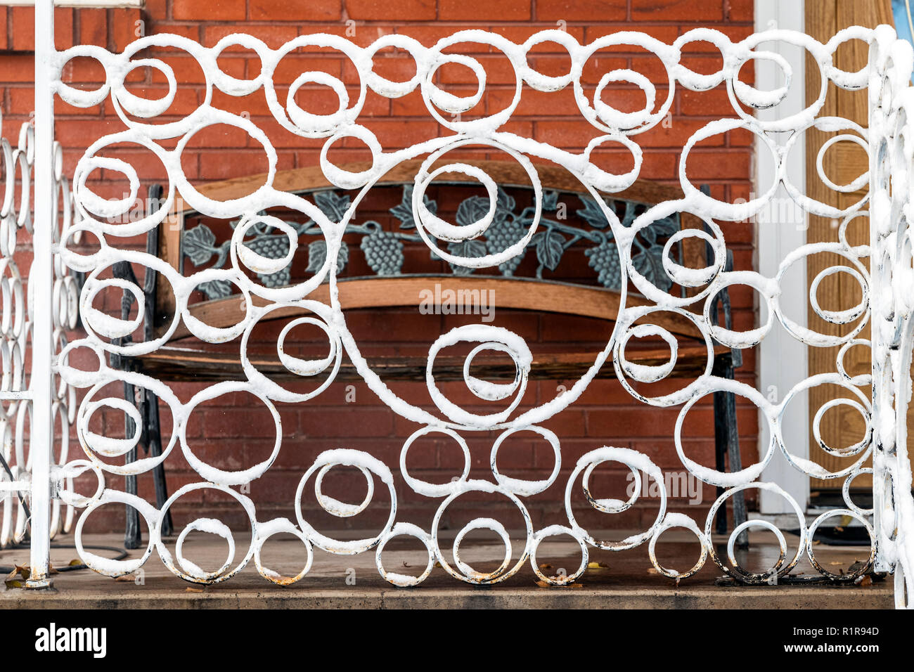 Coperta di neve in ferro battuto di recinzione decorativo; 720 F Street; Salida; Colorado; USA Foto Stock