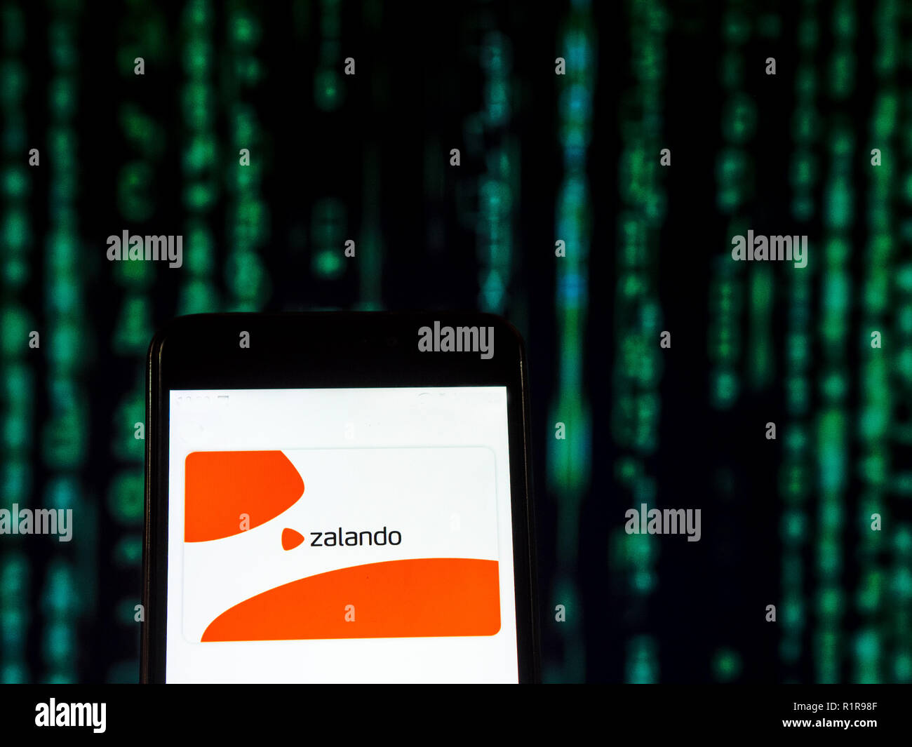 Zalando on line store logo azienda vede visualizzato sul telefono intelligente. Zalando SE è un tedesco del commercio elettronico azienda con sede a Berlino. La società mantiene un cross-platform on line store che vende calzature moda e bellezza gli elementi. Foto Stock
