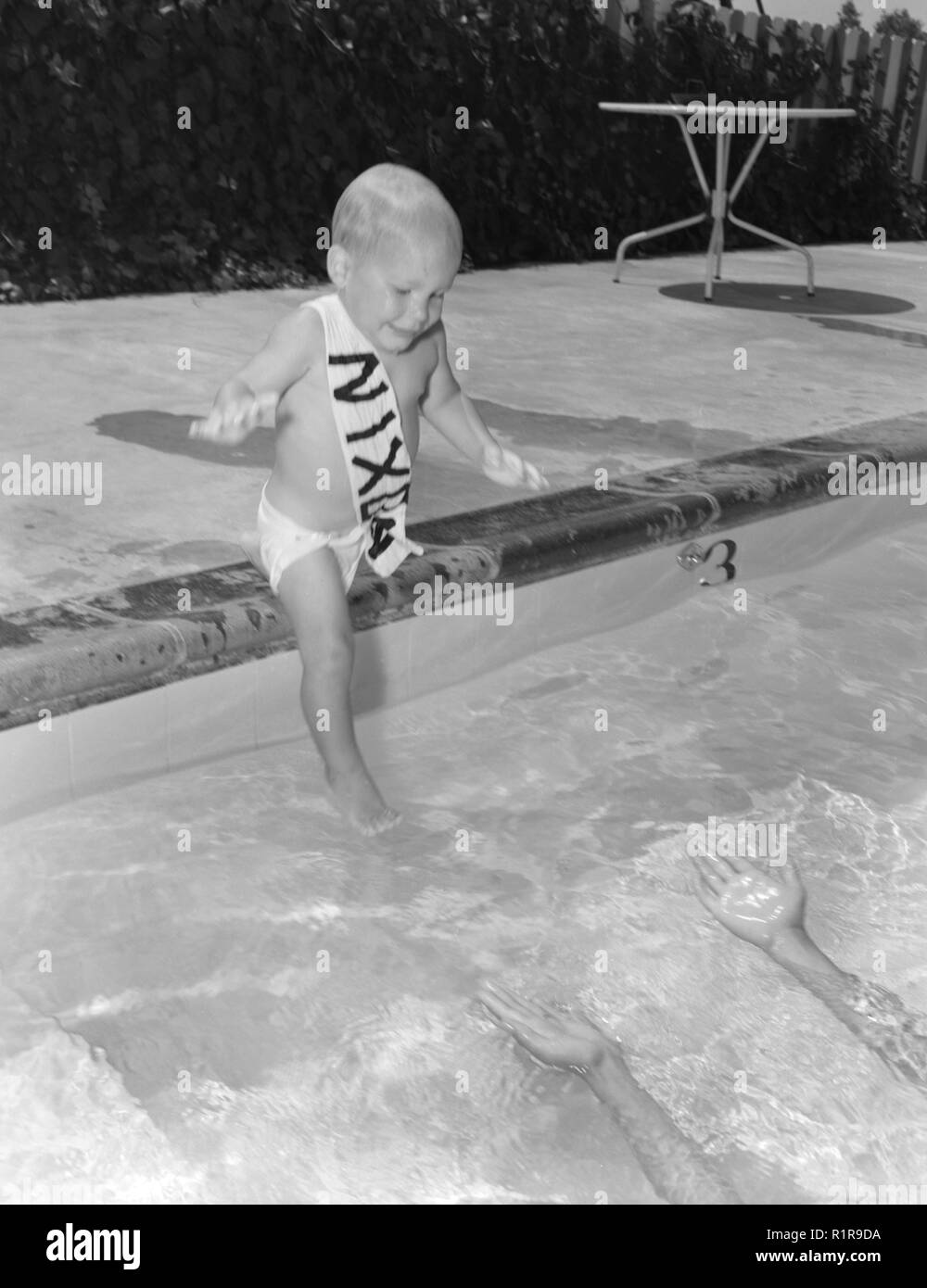 Un bambino con un anta di Nixon è poolside, ca. 1960. Foto Stock