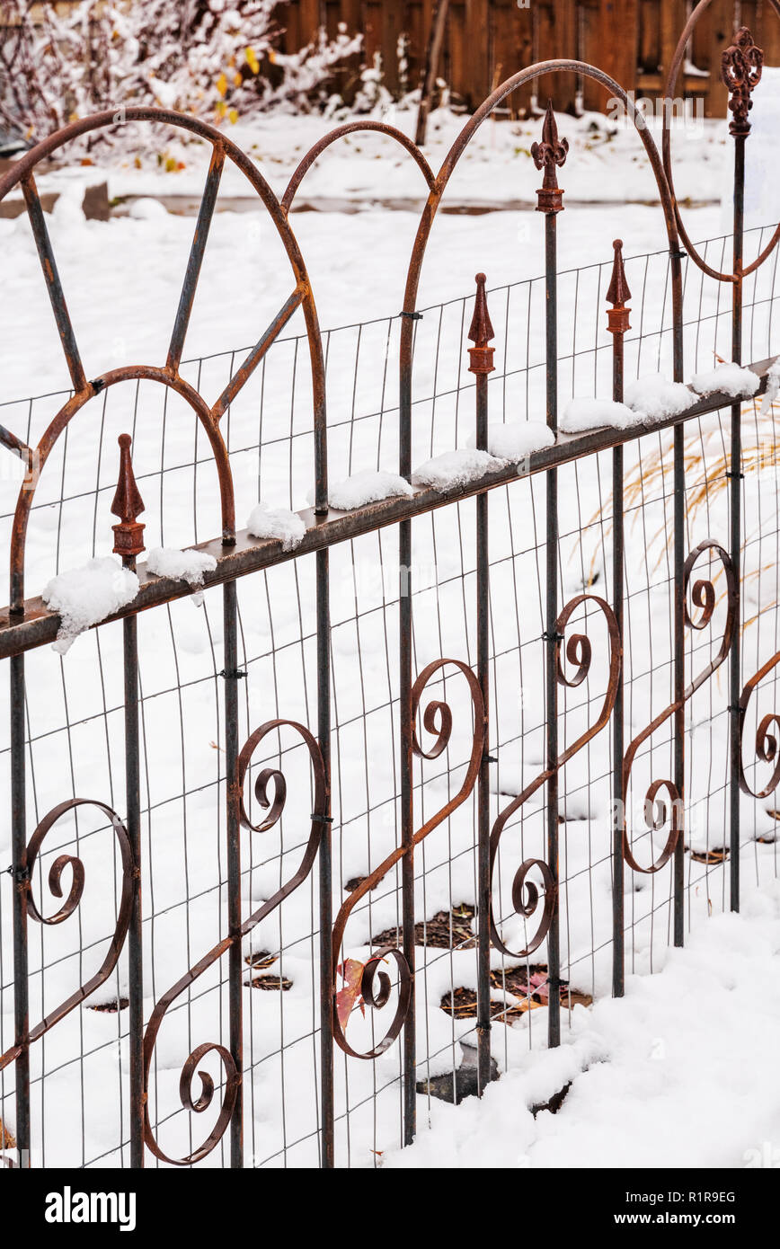 Coperta di neve decorativi in ferro battuto recinzione; 839 F Street; Salida; Colorado; USA Foto Stock