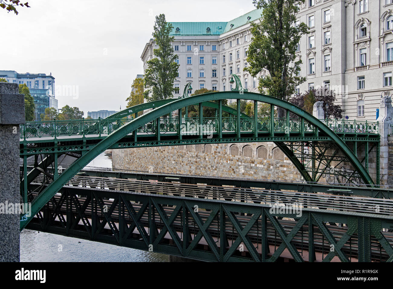 Storico ponte di arco Zollamtssteg in Vienna Foto Stock
