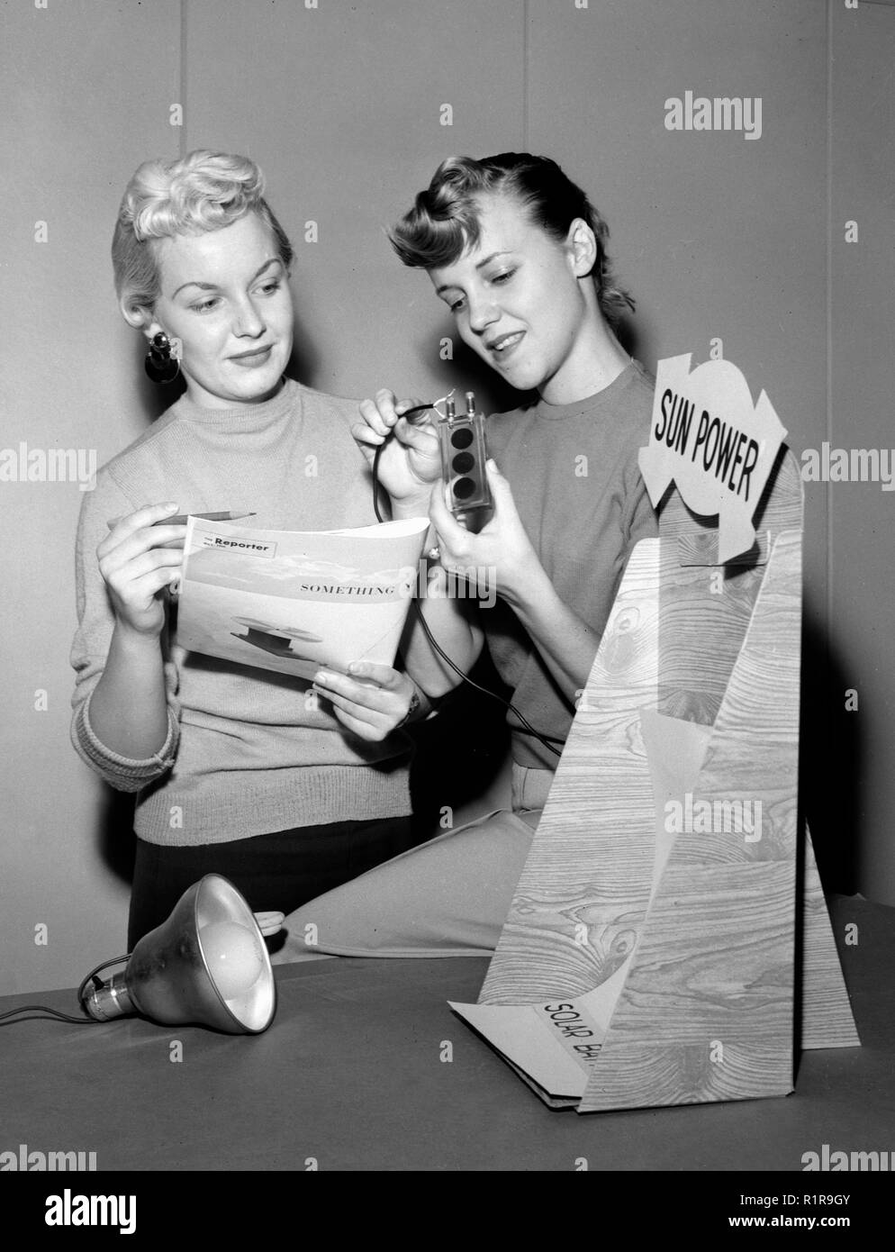 Due donne esaminare un inizio di cella solare, ca. 1955. Foto Stock