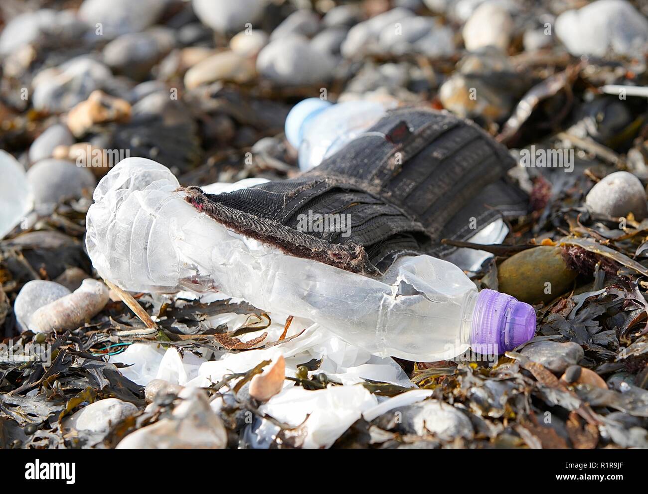 Pianeta o plastica inquinamento sulla spiaggia Foto Stock