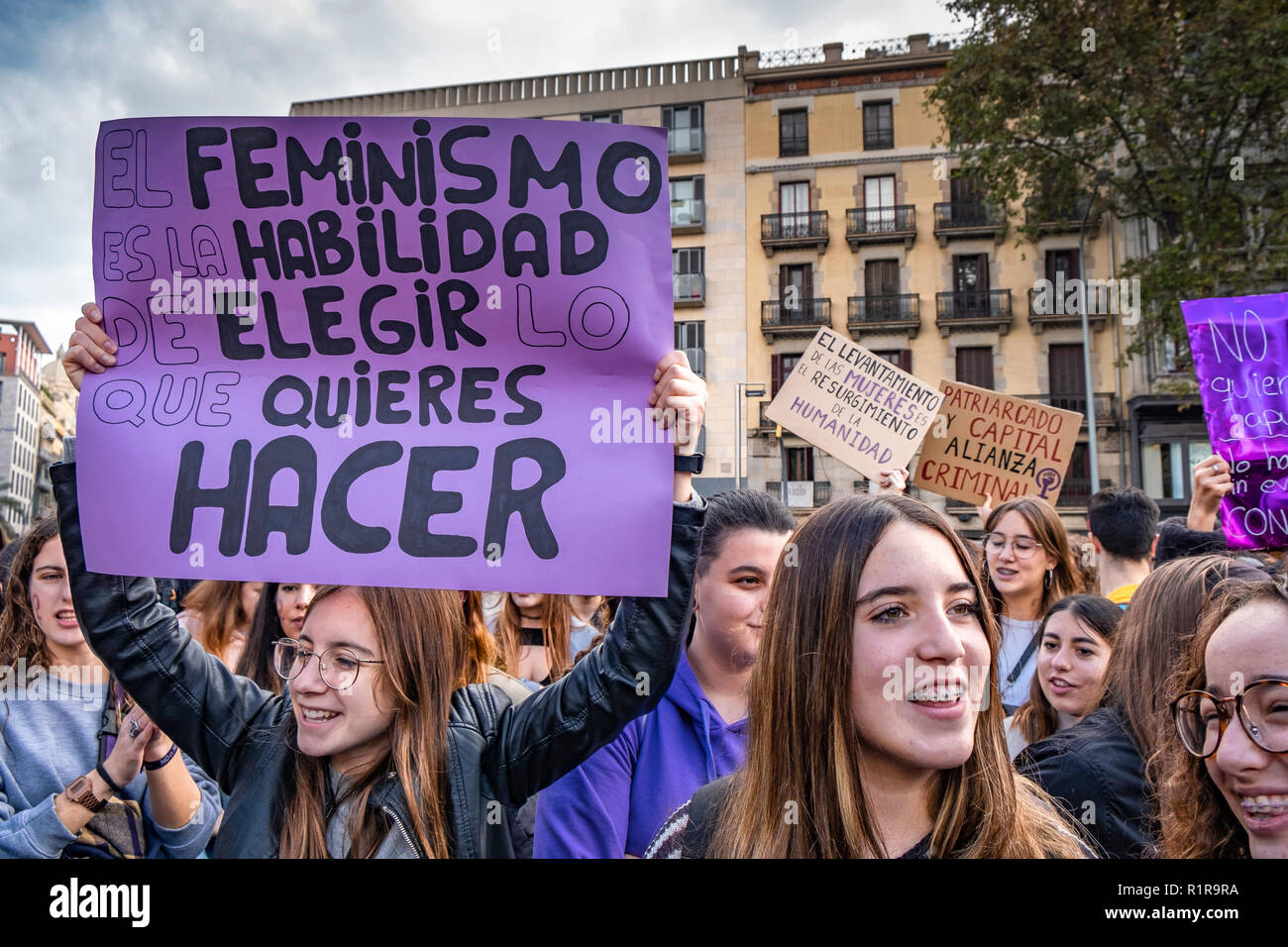 Una giovane donna è visto che mostra un cartello con il testo "femminismo è la possibilità di scegliere ciò che si desidera.' durante la dimostrazione. Centinaia di studenti hanno percorso le strade di Barcellona durante la manifestazione per esigere la parità di genere nel sistema dell'istruzione. Gli studenti sono in sciopero da scuole e università per partecipare alla dimostrazione. Foto Stock