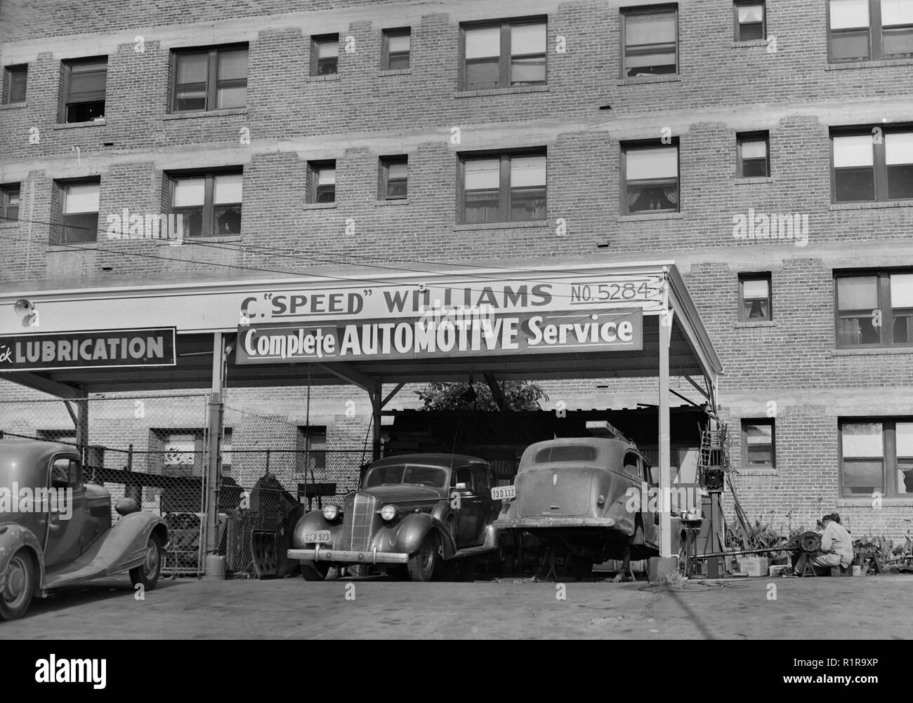 Automobile repair shop in California, ca. 1950. Foto Stock