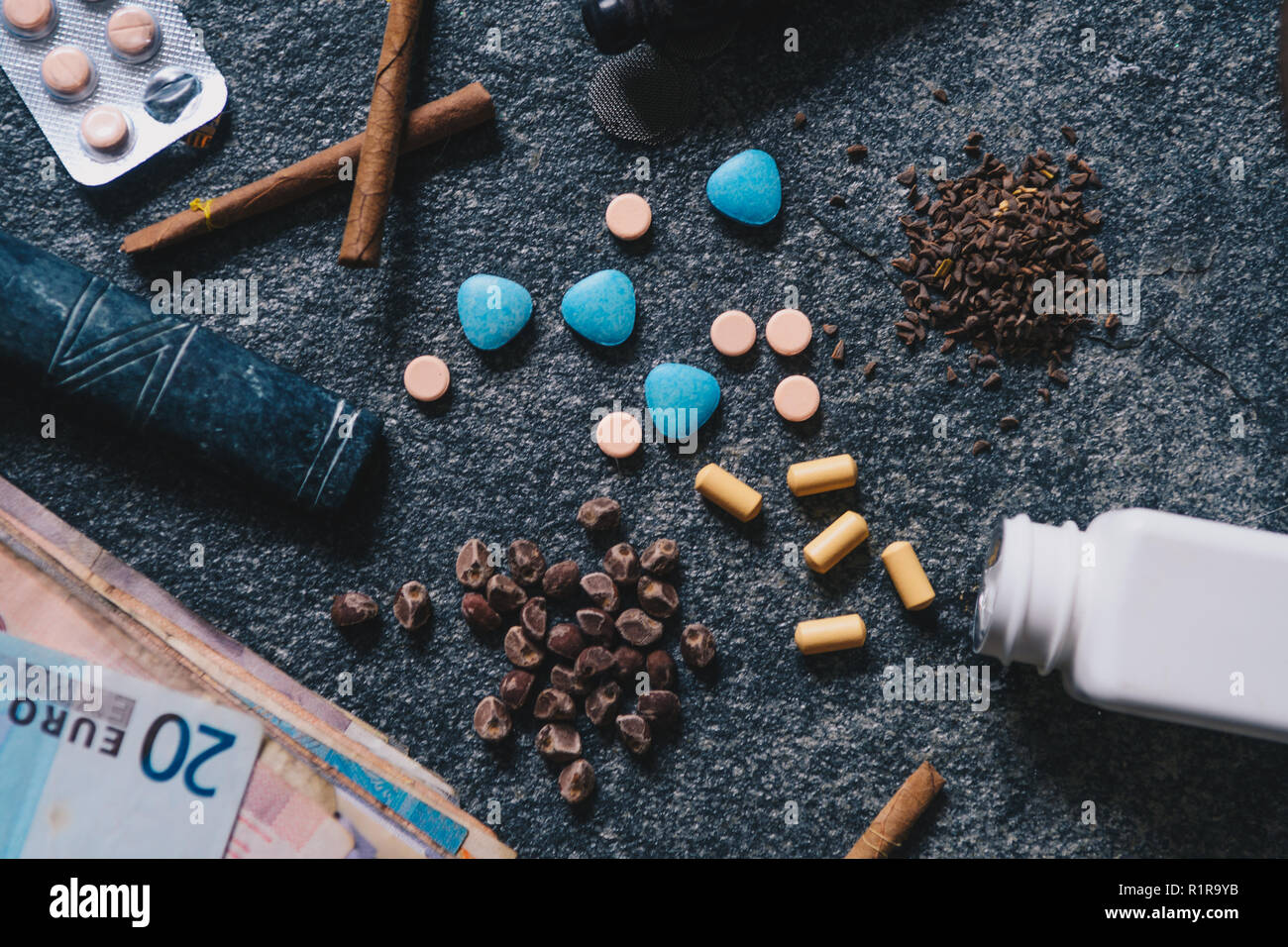 Angolo alto in materia di droga e denaro sul tavolo Foto Stock