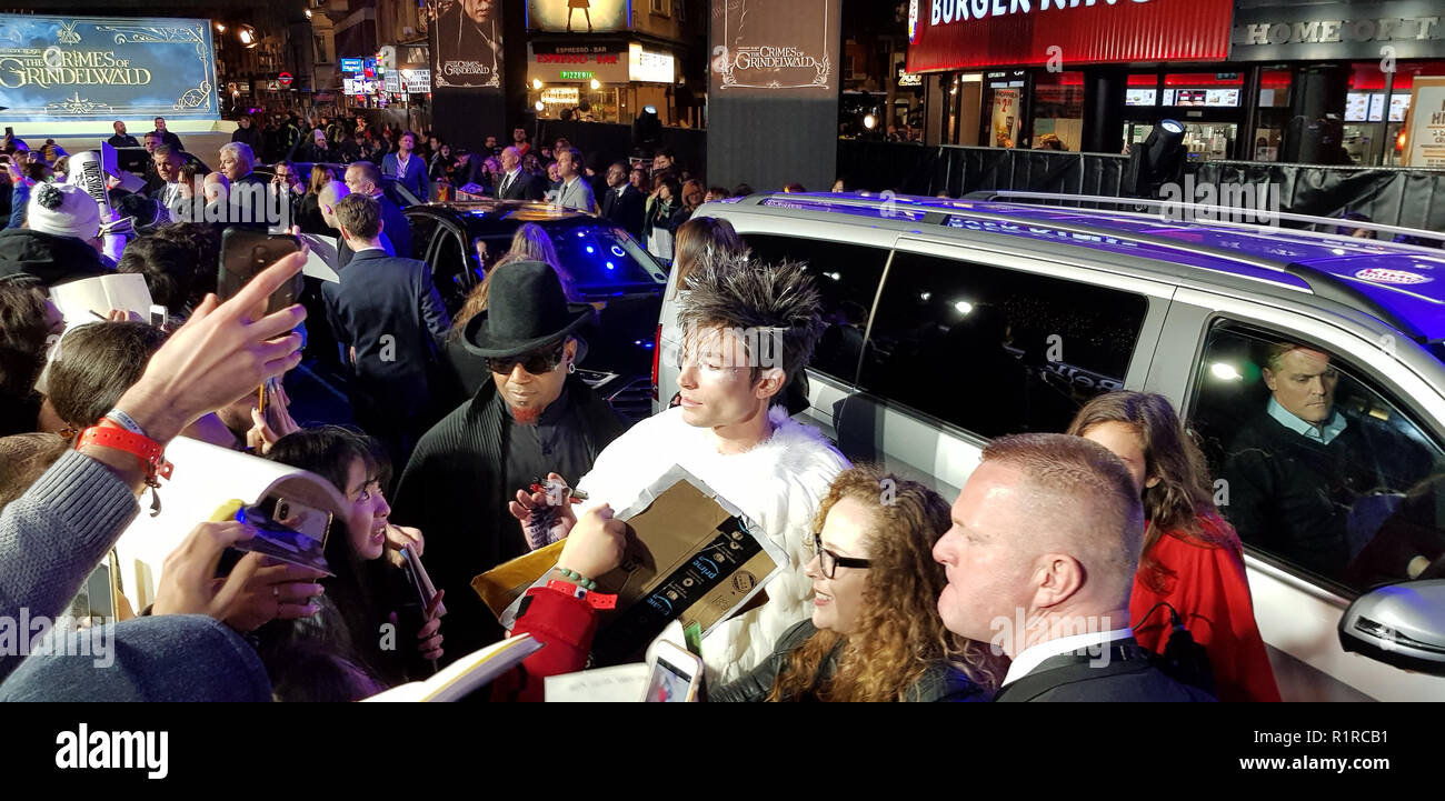 Londra, Regno Unito. Xiii Nov, 2018. Ezra Miller firma per ventole sul tappeto blu al premier britannico di bestie fantastica: i crimini di Grindelwald nel cuore di Leicester Square Credit: Helen Cox/Alamy Live News Foto Stock