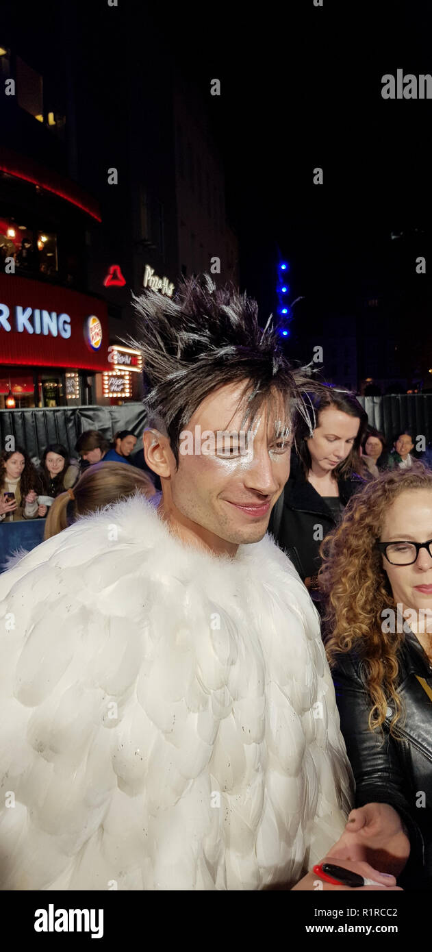 Londra, Regno Unito. Xiii Nov, 2018. Ezra Miller firma per ventole sul tappeto blu al premier britannico di bestie fantastica: i crimini di Grindelwald nel cuore di Leicester Square Credit: Helen Cox/Alamy Live News Foto Stock