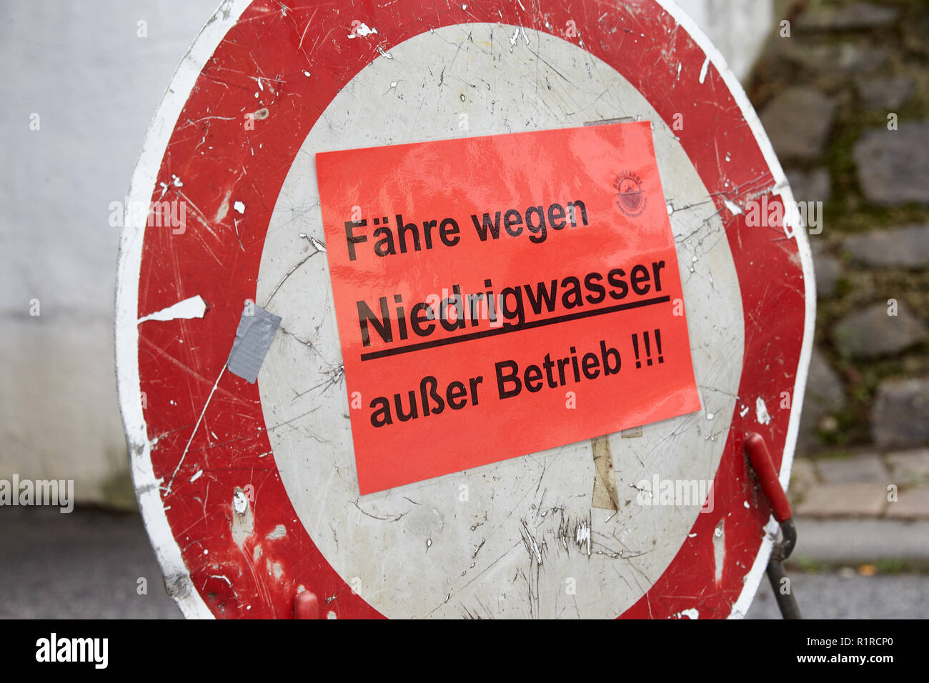 22 ottobre 2018, Renania-Palatinato, Ingelheim: Il traghetto del Reno tra Niederheimbach e Lorch non può navigare a causa delle persistenti in acqua bassa. Il perdurante basso livello dell'acqua provoca problemi per i traghetti sul Medio Reno. (A dpa " prima del licenziamento di ferrymen a causa di acqua bassa' del 14.11.2018) Foto: Thomas Frey/dpa Foto Stock