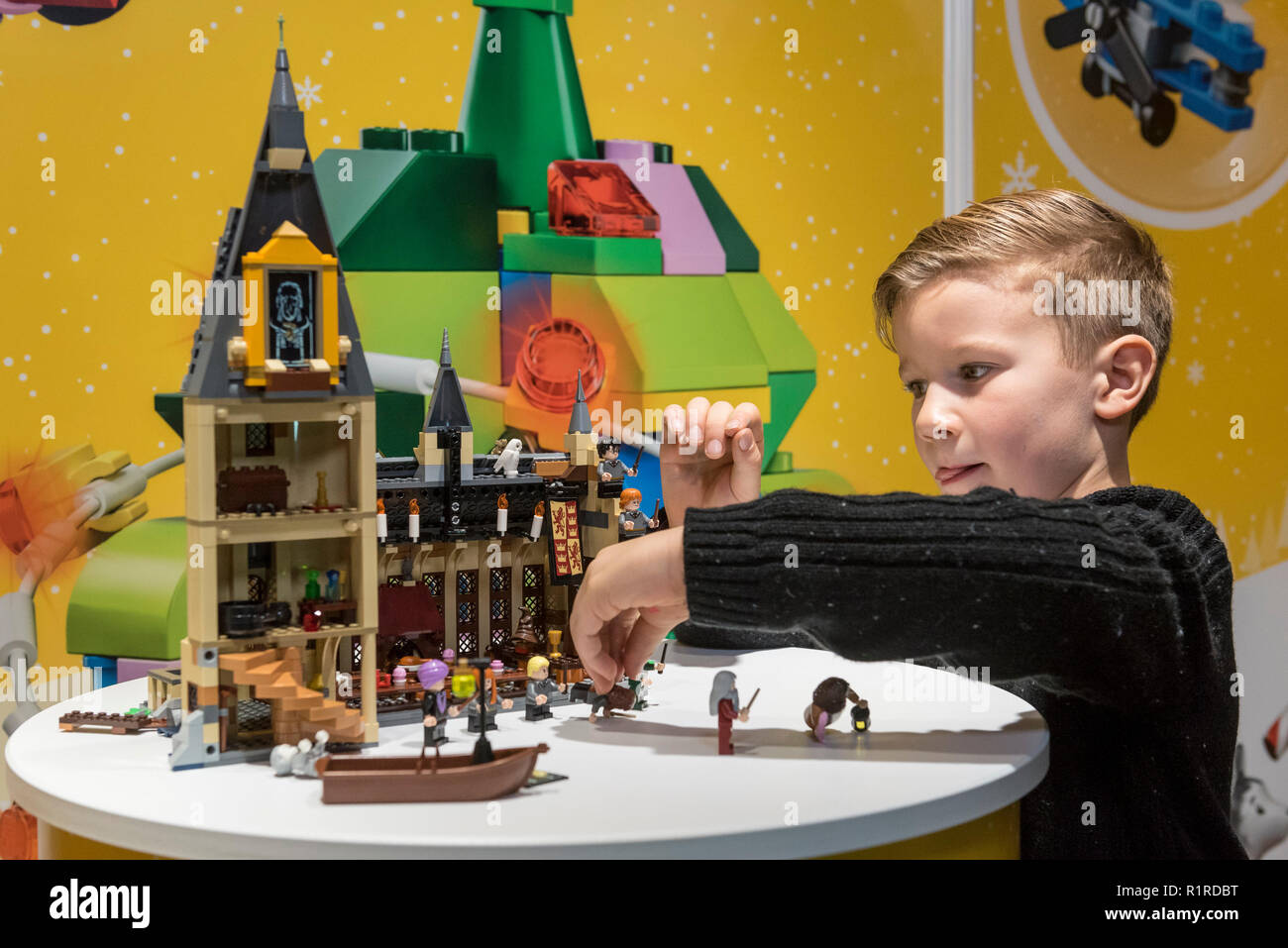 Londra, Regno Unito. Il 14 novembre 2018. Un bambino gioca con Harry Potter  Hogwarts sala grande da LEGO. Anteprima di 'DreamToys', l'ufficiale di  giochi e giocattoli di Natale, anteprima tenutasi presso la