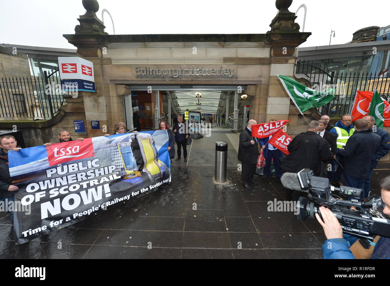 Edinburgh, Regno Unito. Xiv Nov, 2018. Davanti a una votazione Holyrood chiamando per la pausa ScotRail clausola a essere esercitati, scozzese leader laburista Richard Leonard e portavoce di trasporto Colin Smyth campagna presso la stazione di Waverley. Credito: Colin Fisher/Alamy Live News Foto Stock