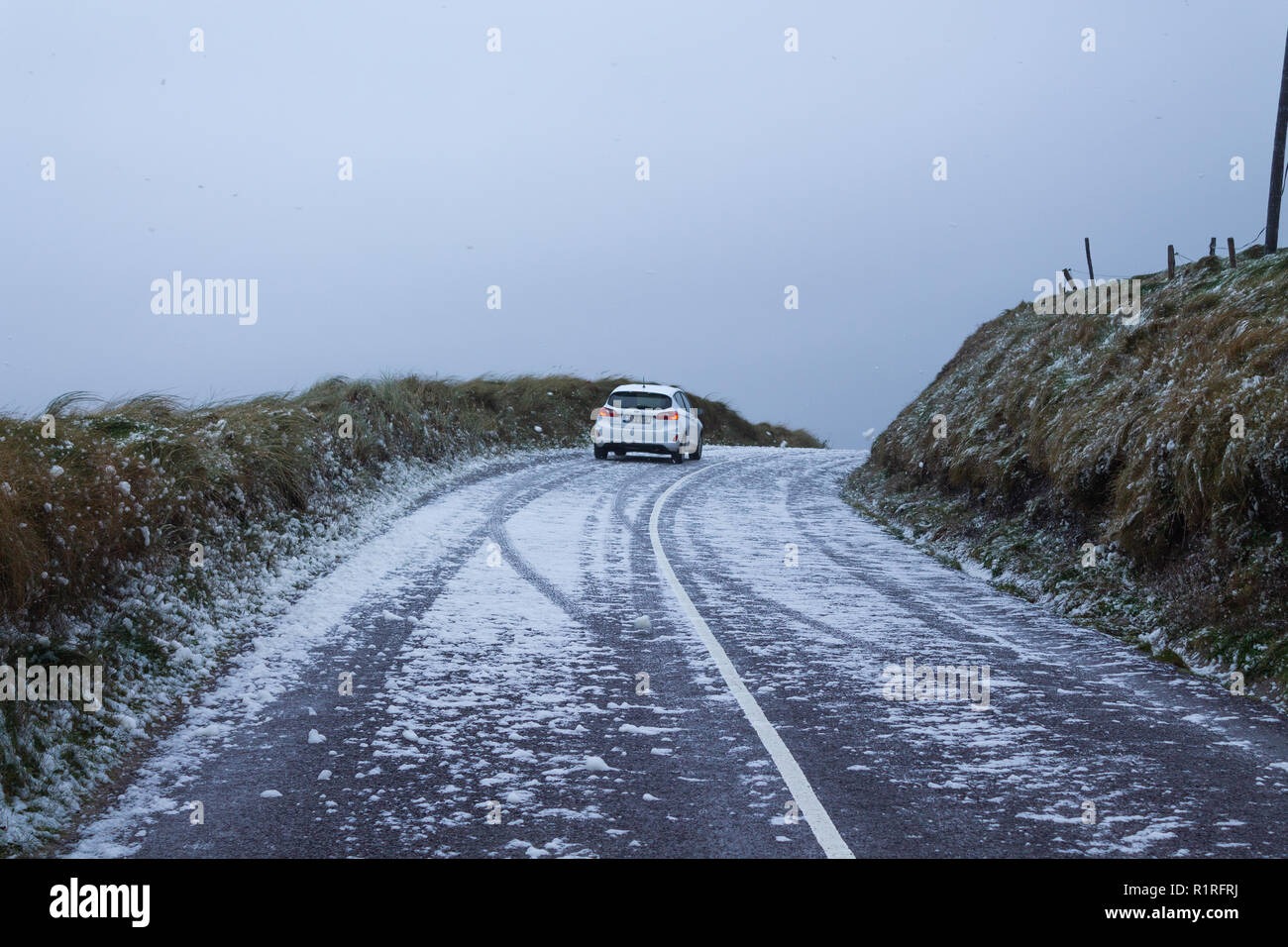 Rosscarbery, West Cork, Irlanda, 14 novembre 2018. Tempesta Onshore venti della forza ha portato un look invernale per le strade lungo le scogliere a vicino Owenahincha Rosscarbery, schiuma di mare agitato dai venti vetture ha dato una bufera di neve di bianco "neve" bolle a guidare attraverso. Credito: aphperspective/Alamy Live News Foto Stock