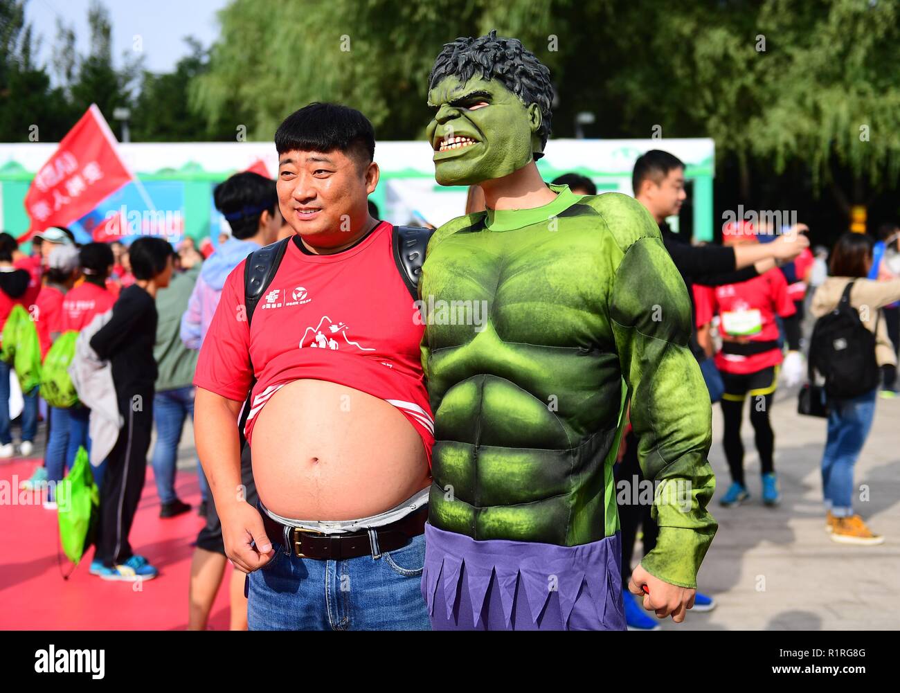 Shenyang, Shenyang, Cina. Xiv Nov, 2018. Shenyang, Cina-runner indossando costumi di Spiderman, Hulk e Batman mostra presso la maratona svoltasi a Shenyang, a nord-est della Cina di Provincia di Liaoning. Credito: SIPA Asia/ZUMA filo/Alamy Live News Foto Stock