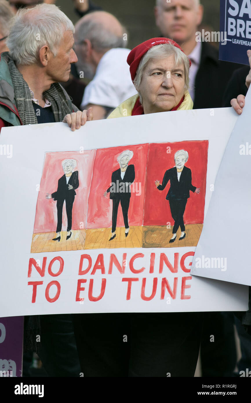 Londra REGNO UNITO. Il 14 novembre 2018. Pro Brexit attivisti al di fuori di Downing Street urgind Primo Ministro Theresa Maggio a respingere il Chequers piano come Ministri sono chiamati a retro progetto documenti Brexit Credito: amer ghazzal/Alamy Live News Foto Stock