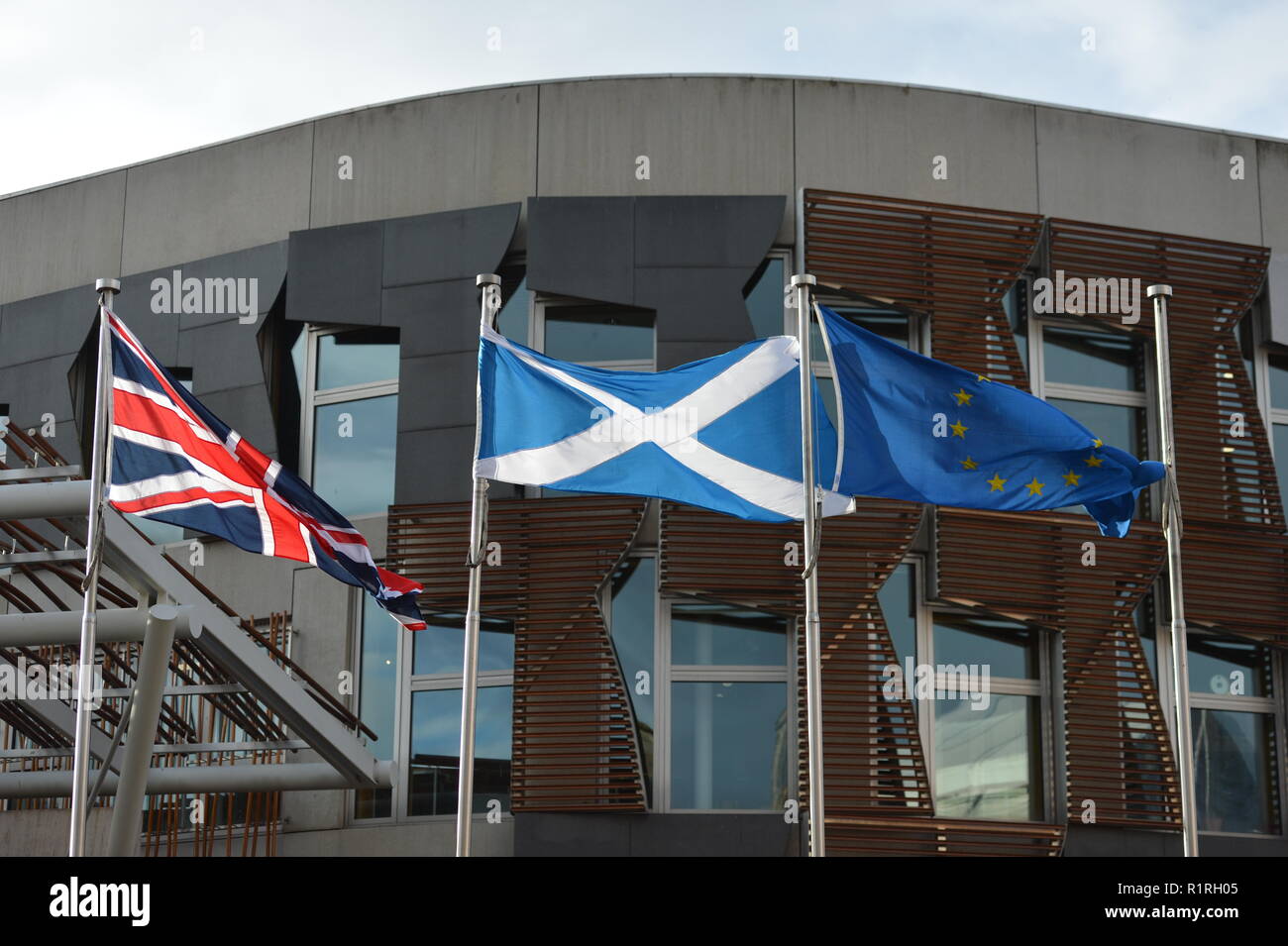 Edinburgh, Regno Unito. Xiv Nov, 2018. Come Theresa Maggio il governo cerca di spingere attraverso un accordo definitivo per last minute piani, le bandiere o di non volare al di fuori del Parlamento scozzese di Edimburgo potrebbe essere dicendo altrimenti come del Primo ministro di Scozia Nicola Storione cerca ogni tentativo di mettere un freno al maggio i suoi piani. Credito: Colin Fisher/Alamy Live News Foto Stock