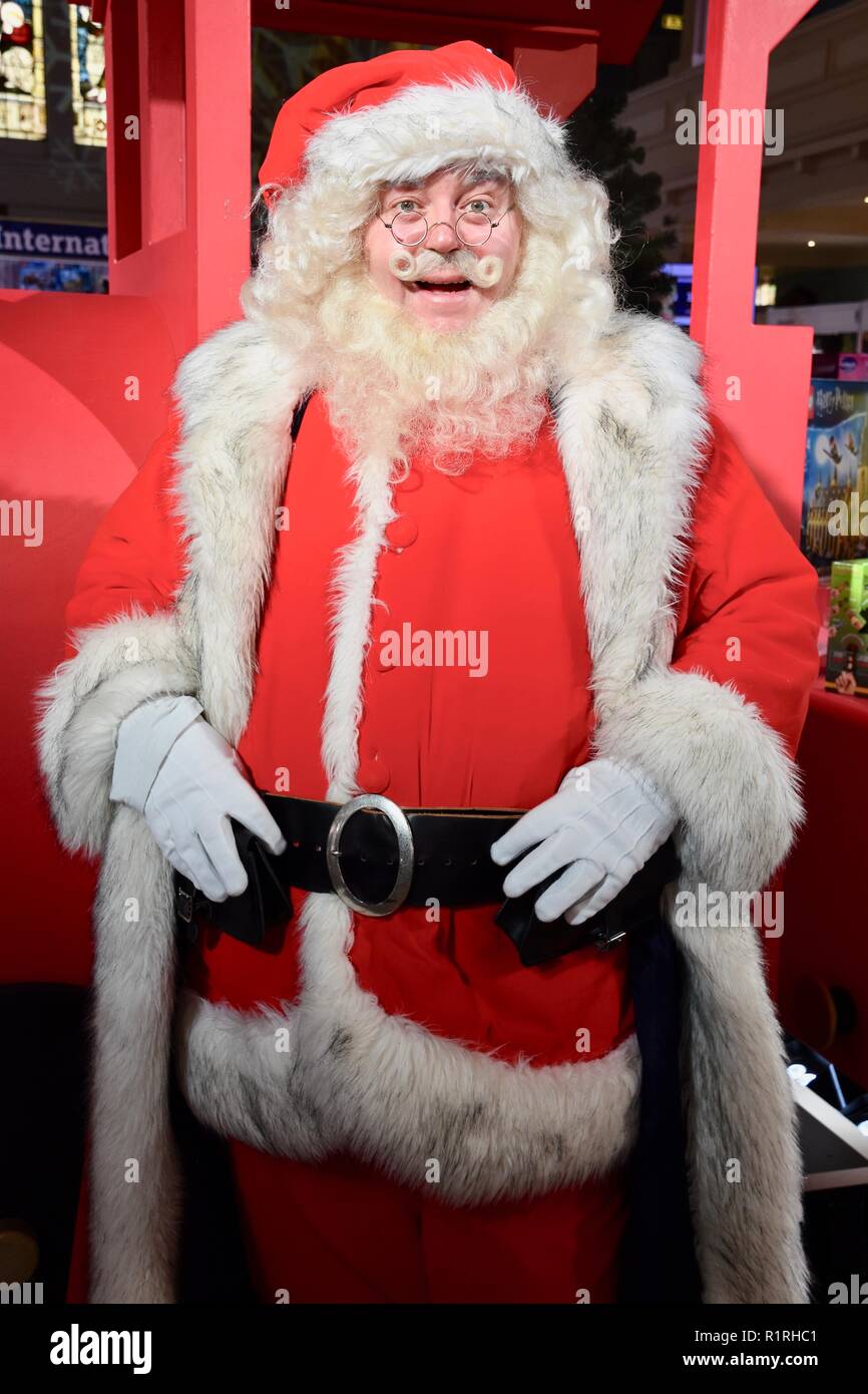 Londra, Regno Unito. 14 Novembre, 2018. Babbo Natale lancia il sogno giocattoli elenco,il giocattolo Associazione dettaglianti rivela 2018 sogno giocattoli per Natale,la chiesa di Saint Mary,London.UK Credit: Michael melia/Alamy Live News Foto Stock