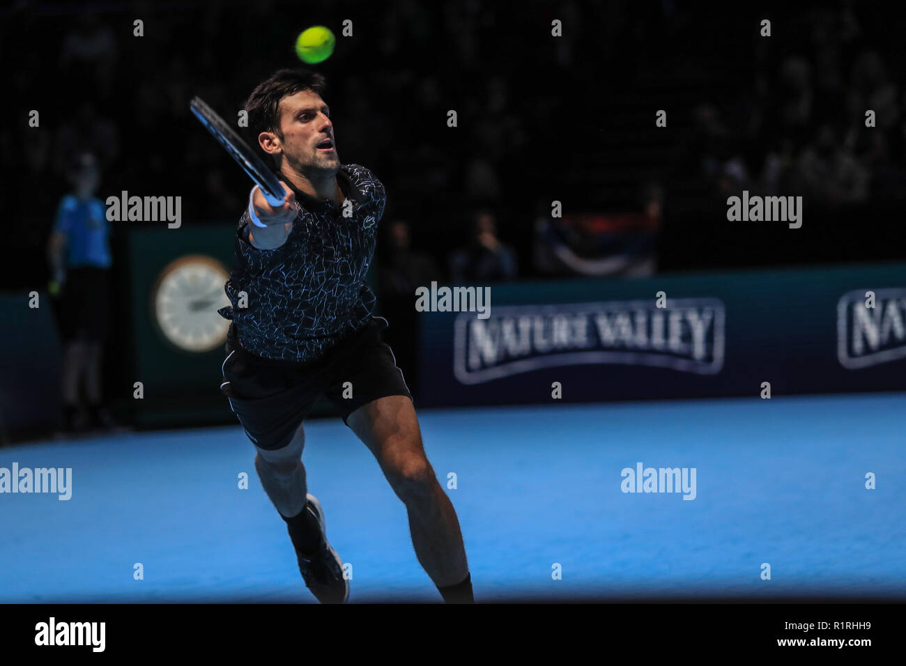 Londra, Regno Unito. 14 Novembre, 2018. 14 novembre 2018, l'O2 , Londra, Inghilterra; Nitto ATP World Tour Finals, giorno 4; Novak Djokovic di Serbia in azione durante la sua partita contro Alexander Zverev della Germania Credit: Romena Fogliati/News immagini Credito: News immagini /Alamy Live News Foto Stock