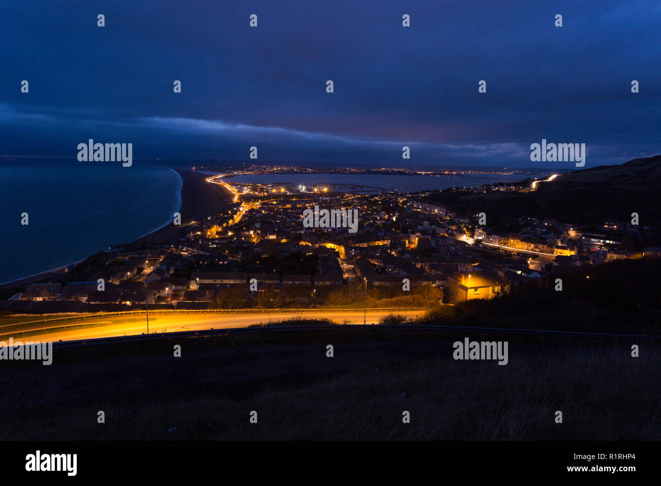 Portland, Dorset, Regno Unito. 14 Novembre, 2018. Crepuscolo sopra Fortuneswell su Portland e Chesil Beach, dopo un fresco ma luminoso giorno. Meteo outlook sembra essere asciutto e luminoso prima del tempo diventa più invernale. Peter Lopeman/Alamy Live News Foto Stock