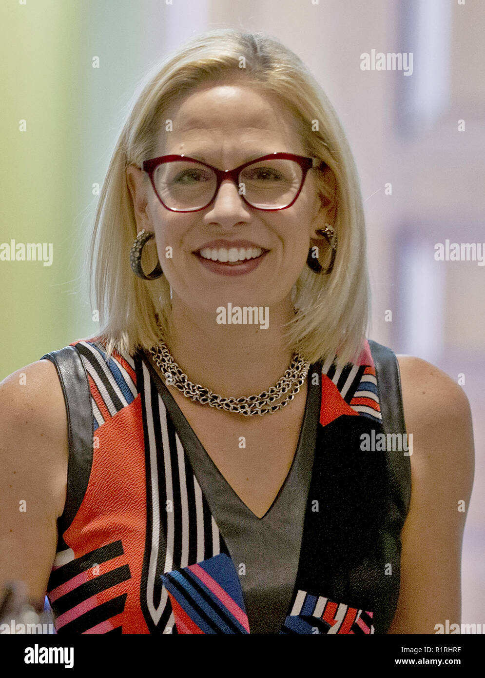 Washington, Distretto di Columbia, Stati Uniti d'America. Xiv Nov, 2018. Stati Uniti il senatore eletto Kyrsten Sinema (Democratico di Arizona) lascia un Caucus democratico riunione del Campidoglio di Washington il 14 novembre 2018 Credit: Alex Edelman/CNP/ZUMA filo/Alamy Live News Foto Stock