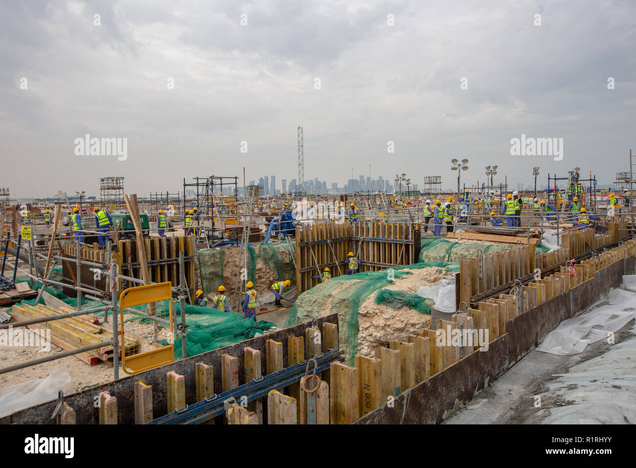 Doha in Qatar. Xii Nov, 2018. Costruzione i lavoratori lavorano presso il sito di Ras Abu Aboud Stadium. Il Qatar è l'hosting del 2022 FIFA World Cup. Credito: Sharil Babu/dpa/Alamy Live News Foto Stock