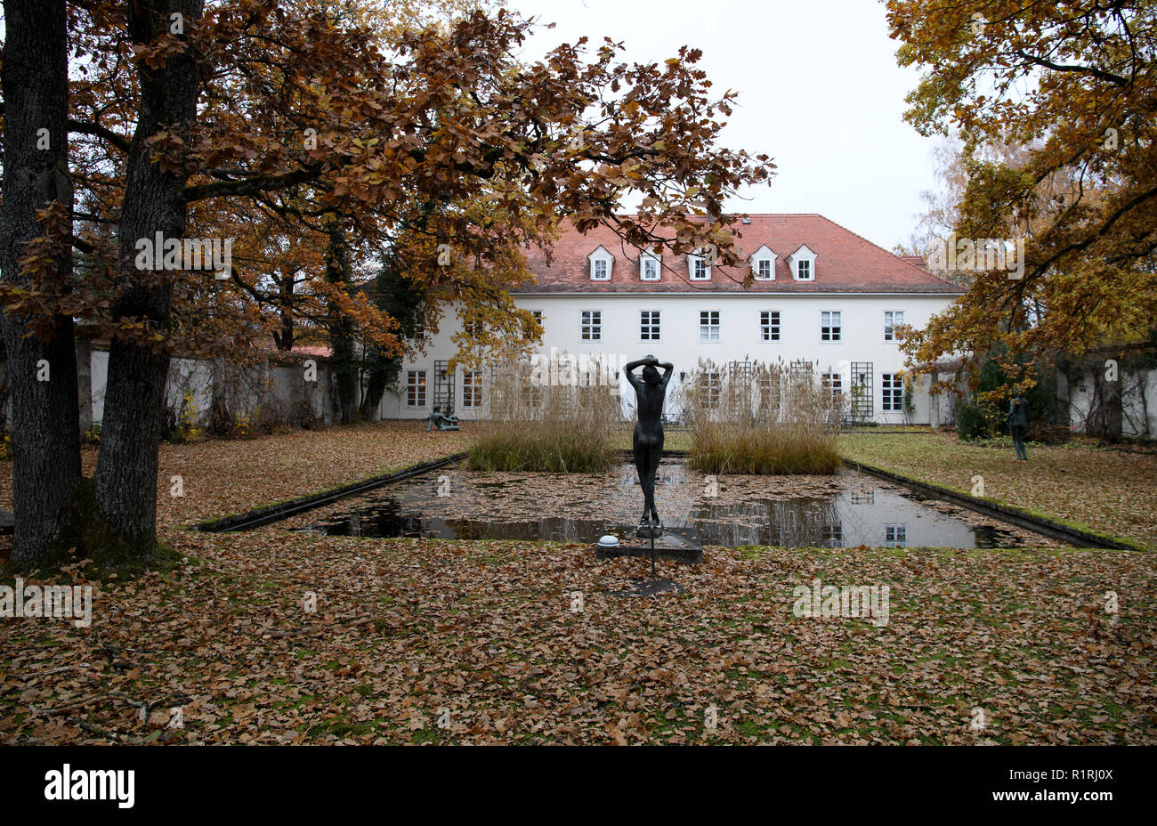 Pullach, Germania. 09Nov, 2018. Il presidente della villa nei locali della Federal Intelligence Service (BND). La villa era una volta la residenza di Martin Bormann, capo del partito ufficio del NSDAP e un confidente di Hitler e apparteneva alla ex Reichssiedlung Rudolf Heß, che fu costruita tra il 1936 e il 1938. Dal 1947, gli edifici sono stati utilizzati dal Gehlen organizzazione e più tardi dalla Federal Intelligence Service (BND). Credito: Sven Hoppe/dpa/Alamy Live News Foto Stock