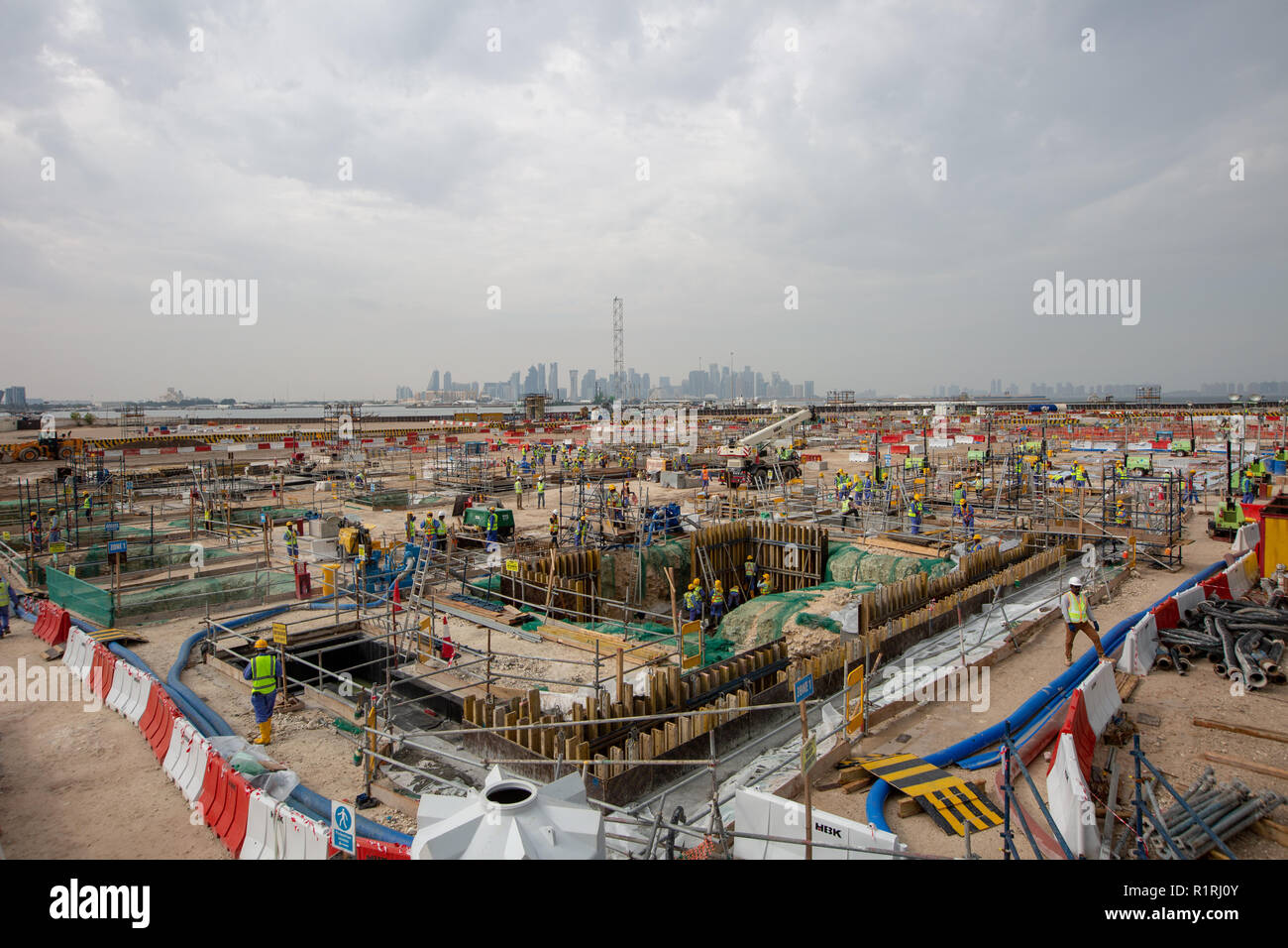 Doha in Qatar. Xii Nov, 2018. Costruzione i lavoratori lavorano presso il sito di Ras Abu Aboud Stadium. Il Qatar è l'hosting del 2022 FIFA World Cup. Credito: Sharil Babu/dpa/Alamy Live News Foto Stock