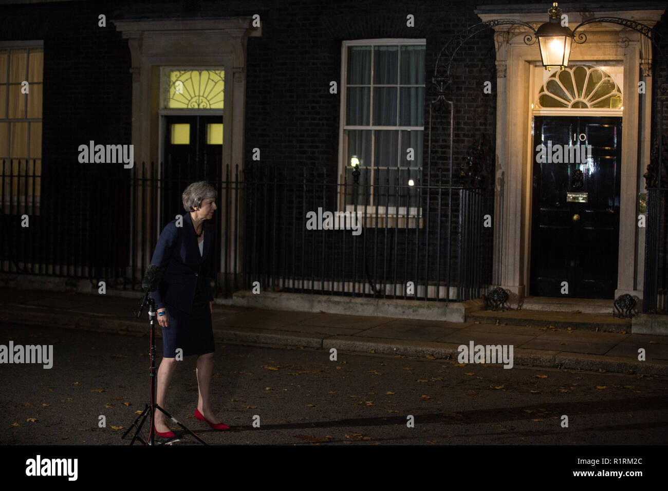 Londra, Regno Unito. 14 Novembre, 2018. Il primo ministro Theresa Maggio ritorna a 10 Downing Street dopo aver fatto una dichiarazione ai media in seguito all'approvazione di un progetto di accordo Brexit a cinque ore di armadietto di emergenza incontro. Credito: Mark Kerrison/Alamy Live News Foto Stock