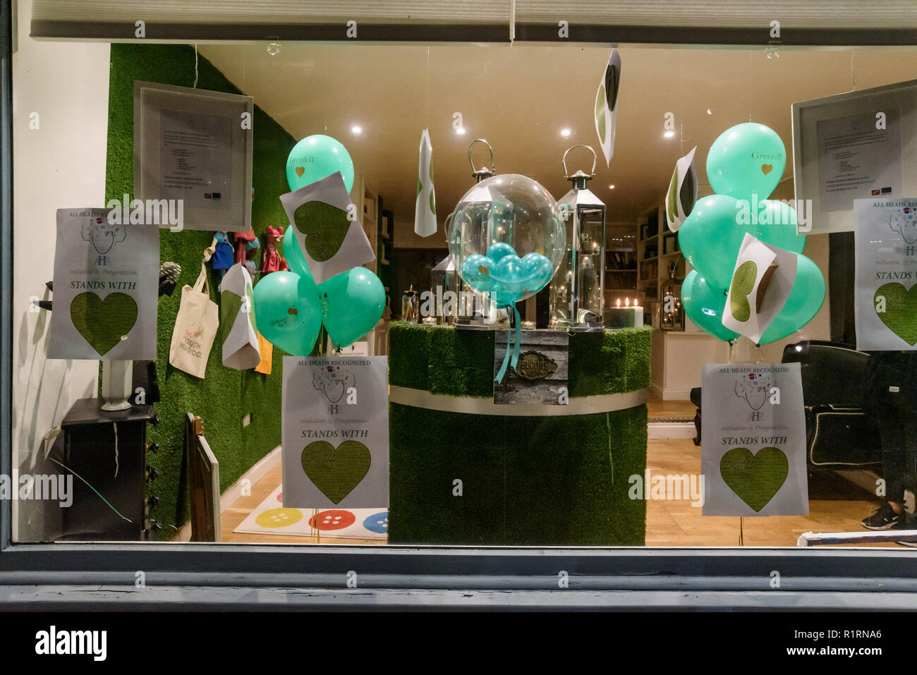Londra, Regno Unito. Il 14 novembre 2018. Un negozio con un display per Grenfell sul percorso di marzo. Dopo il disgustoso video pubblicato un cartone Grenfell torre essendo bruciato in un falò delle parti in Sud Norwood, Sud Norwood Tourist Board ha organizzato una marcia di solidarietà con Grenfell, con diverse centinaia di residenti locali marciando attraverso le strade allo stesso tempo come il mensile marcia silenziosa di ricordo in Notting Hill il 14 di ogni mese. ds nel tragico incendio e diversi è venuto con un credito Grenfe: Peter Marshall / Alamy Live News Foto Stock