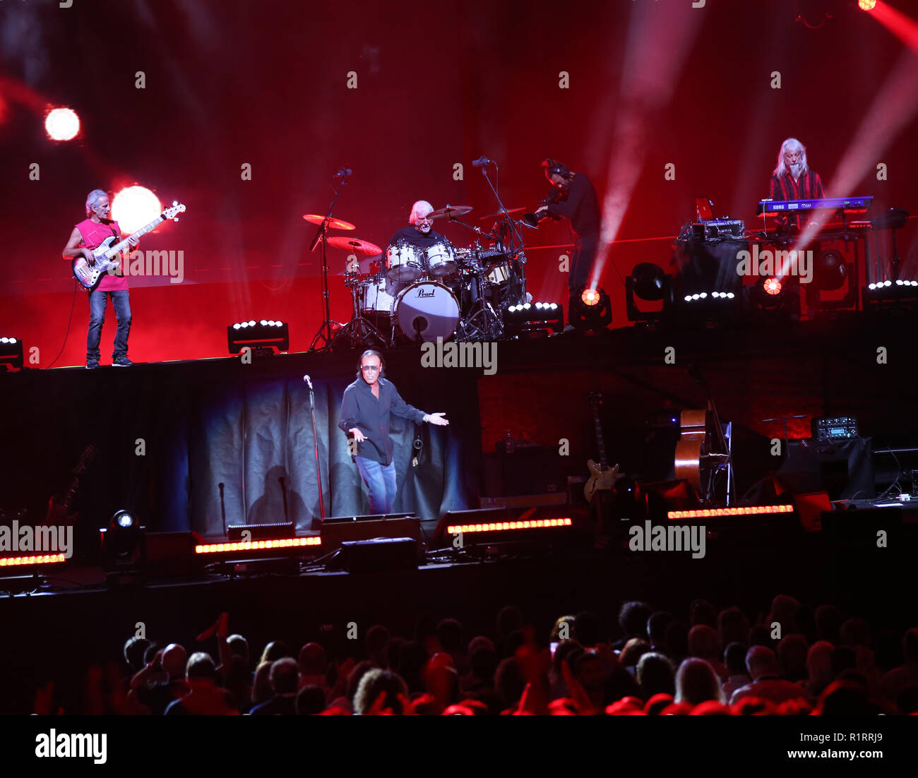 Verona VR, Italia - 23 Settembre 2018: concerto dal vivo a Verona Arena di Antonello Venditti un famoso cantante italiano con fascia Foto Stock