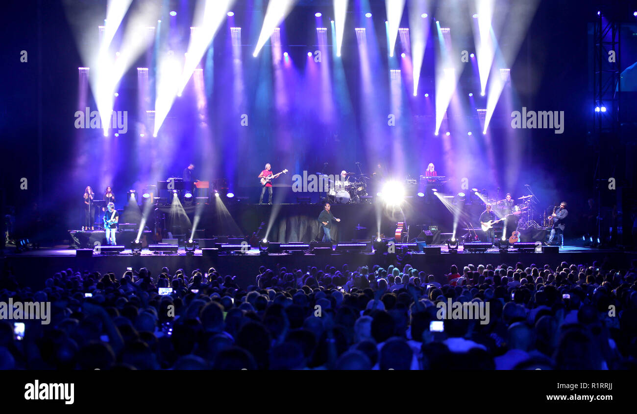 Verona VR, Italia - 23 Settembre 2018: concerto dal vivo a Verona Arena di Antonello Venditti un famoso cantautore e musicista Foto Stock