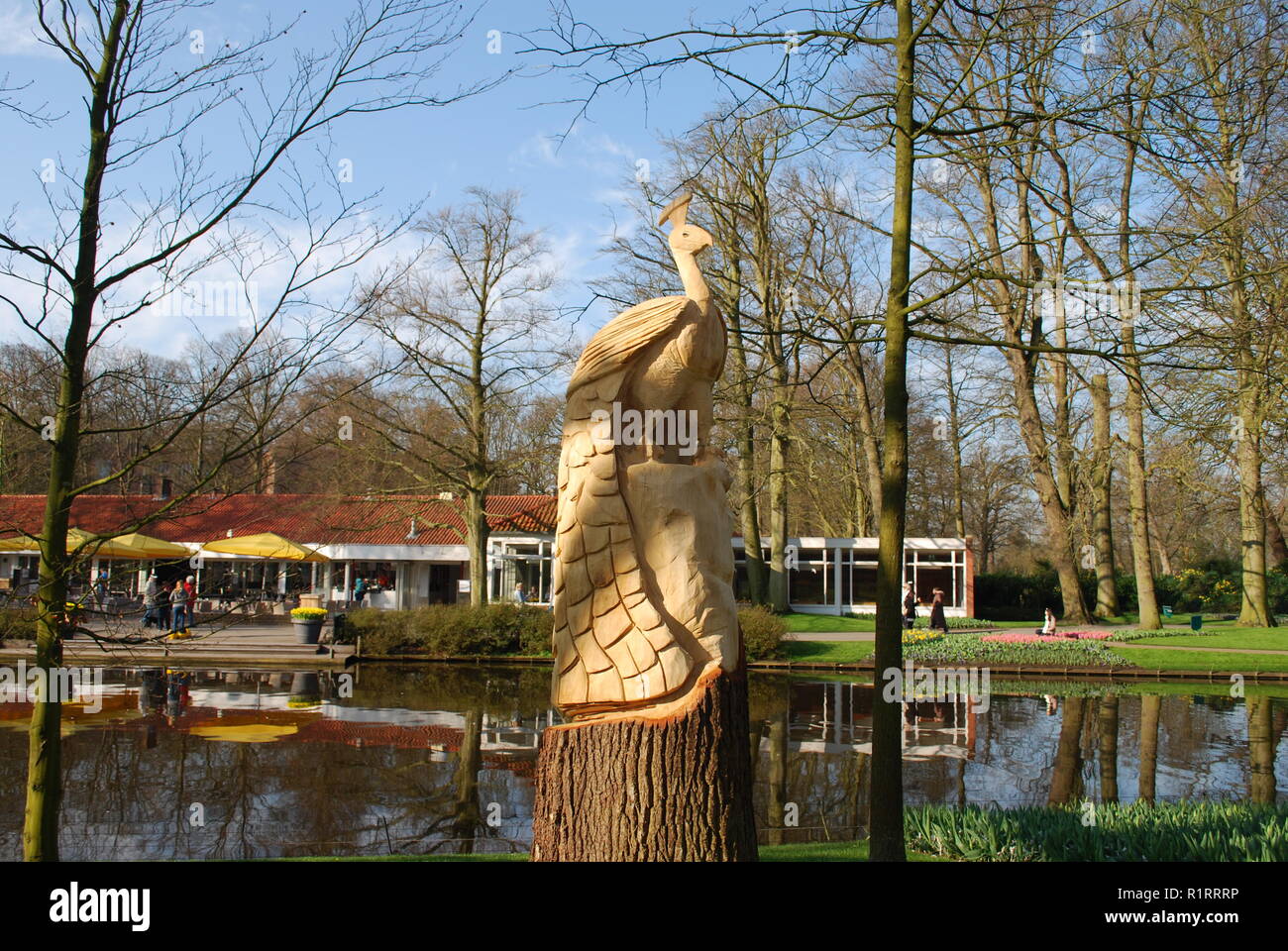 Lisse / Paesi Bassi - 28 Marzo 2017: il Keukenhof è aperto annualmente a partire dalla metà di marzo alla metà di maggio. La scultura in legno nel parco. Foto Stock