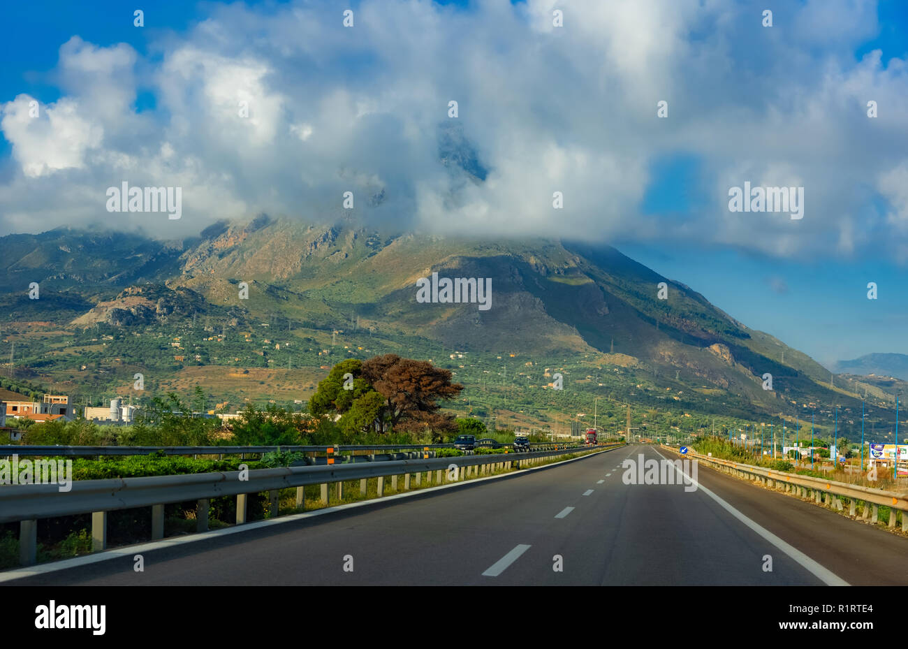 Vista del paesaggio dall'autostrada verso la Sciara e Etna montagna vulcanica sull isola di Sicilia, Italia Foto Stock