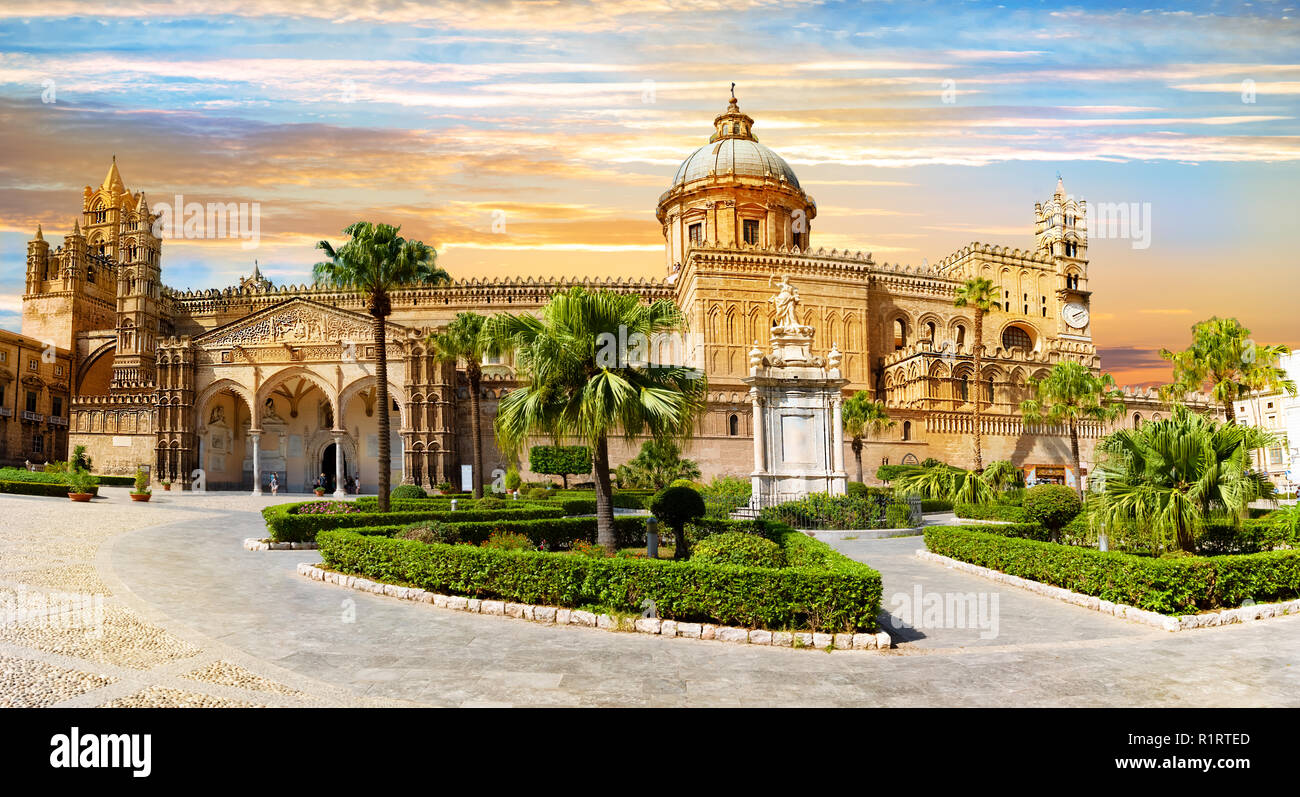 Vista panoramica della chiesa cattedrale di la chiesa romana-cattolica dell Arcidiocesi di Palermo in Sicilia - Italia. Foto Stock
