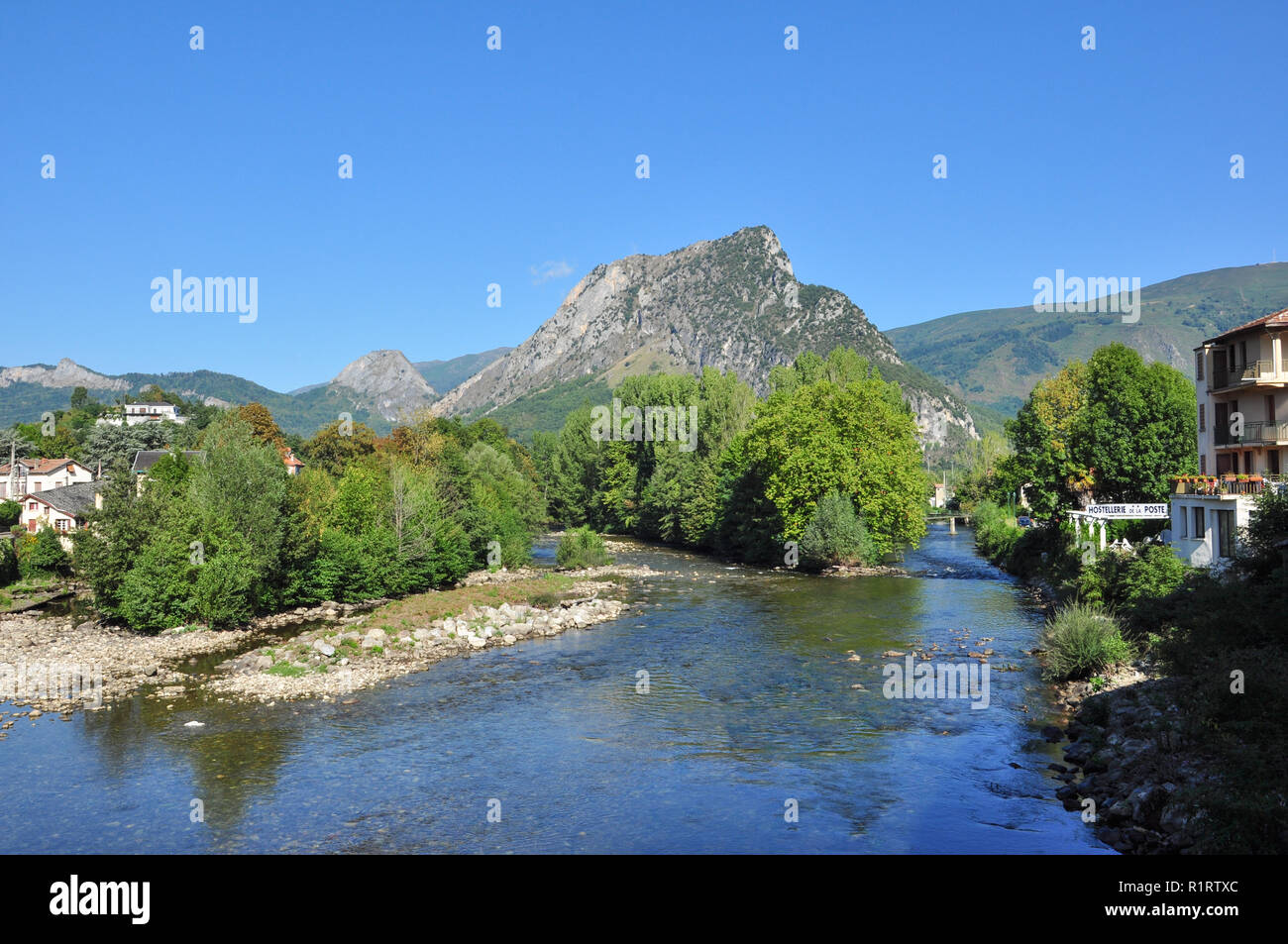Fiume Ariège e colline circostanti, Tarascon sur Ariège, Ariège, Occitanie, Francia Foto Stock
