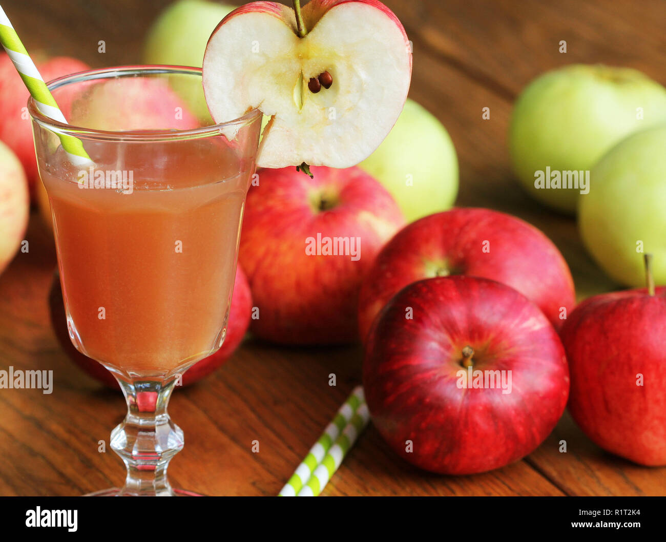 Non filtrato fresco succo di mela biologico Foto Stock
