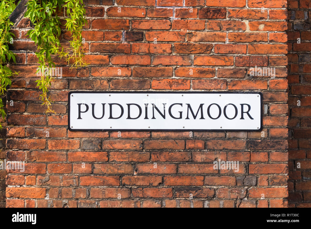 Puddingmoor un insolito cartello stradale nome della strada su un medievale muro di mattoni Beccles Suffolk England Regno Unito Europa Foto Stock