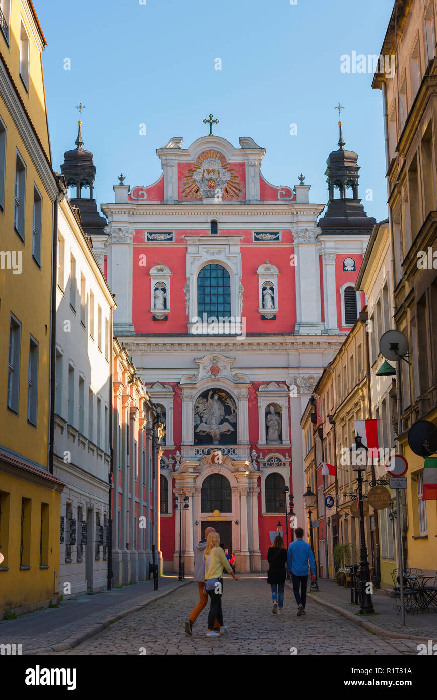 La città di Poznan street, vista di persone a Poznan Città Vecchia a piedi verso la facciata barocca di San Stanislao Chiesa Parrocchiale, Polonia. Foto Stock