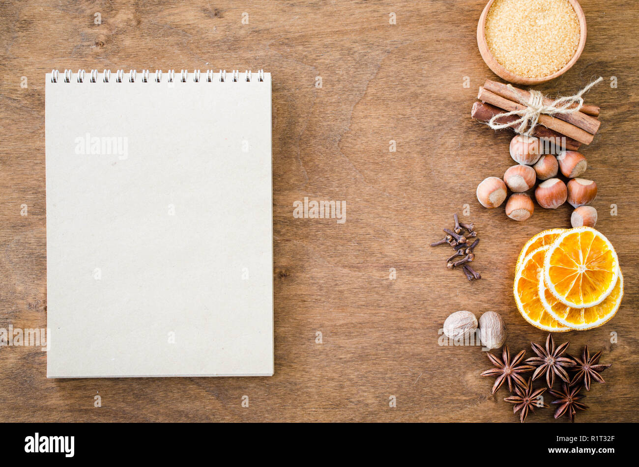 Notebook per la scrittura di ricetta o menu. Sfondo culinario. Foto Stock