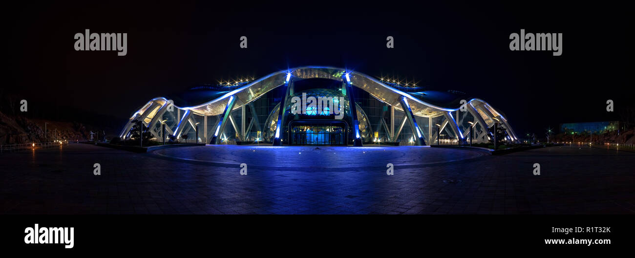 VLADIVOSTOK, RUSSIA - 11 novembre 2018: Serata illuminazione della facciata del palazzo dell'Oceanarium dell estremo oriente il ramo del russo Ac Foto Stock