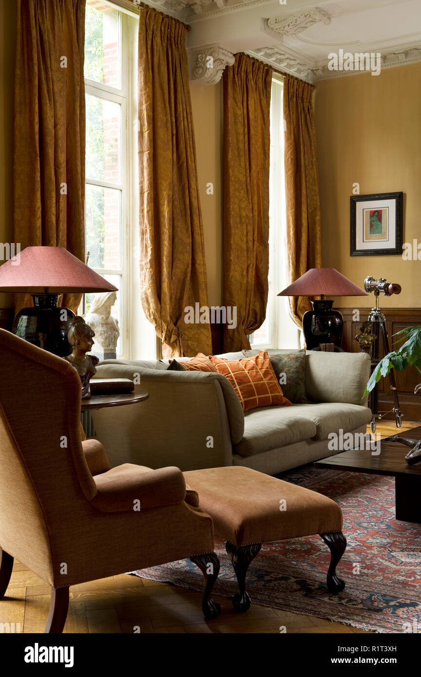 Giallo e marrone tonica soggiorno Foto Stock
