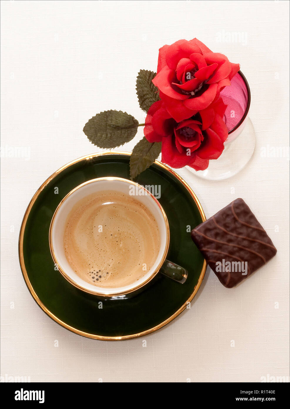 C'è un caffè. E poi c'è un ottimo caffè. E non c'è niente come un ottimo  caffè con una sontuosamente, scuro cioccolatosa biscotto. E le rose! Foto  stock - Alamy