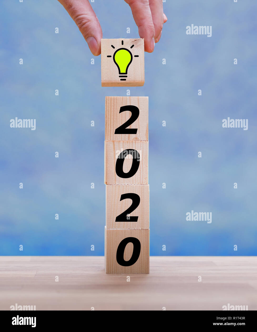 Pila di dadi formano l'anno "2020" Foto Stock