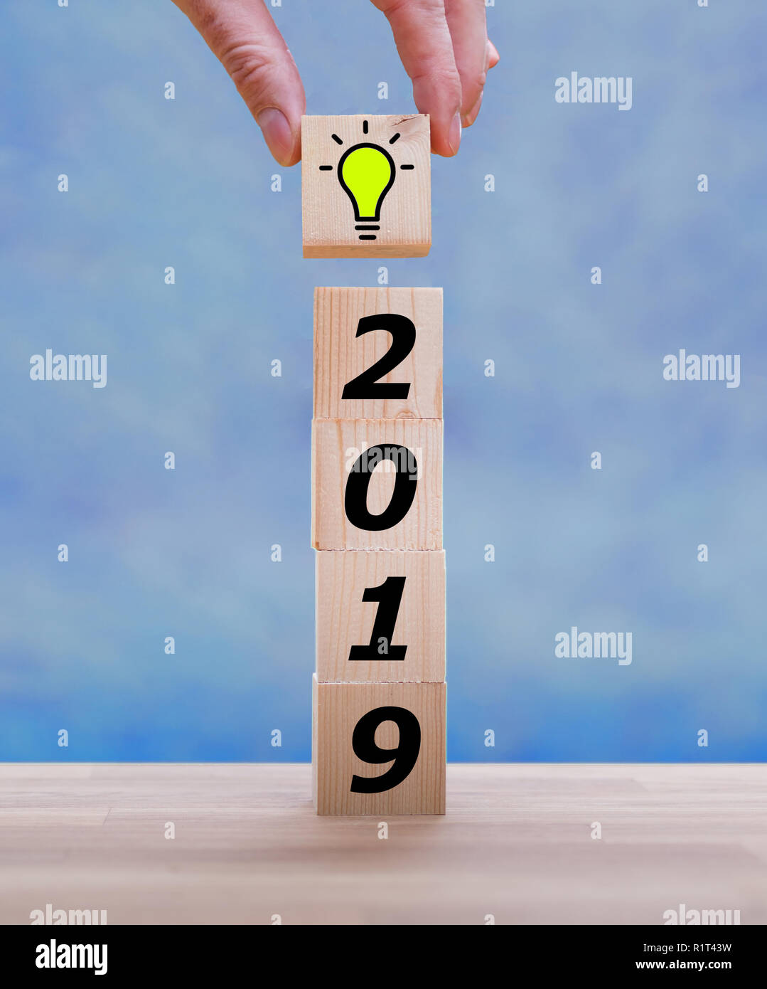 Pila di dadi formano l'anno "2019" Foto Stock