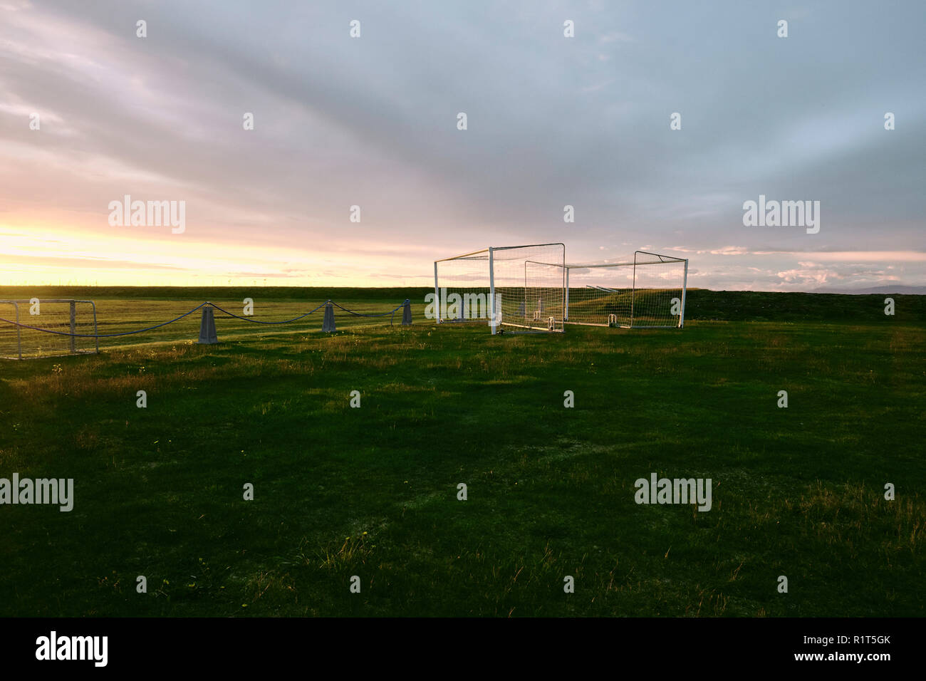 Un vuoto di calcio e obiettivi in tarda serata sun. Foto Stock