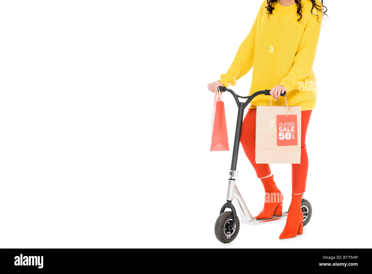 Vista ritagliata della cliente scooter di equitazione con shopping bags isolato su bianco Foto Stock