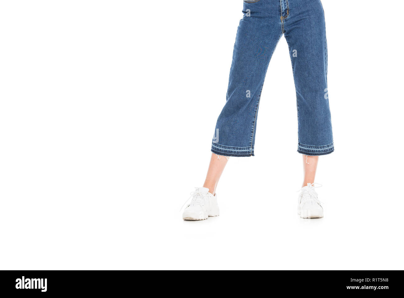 Vista ritagliata della donna nel quartiere alla moda di jeans isolato su bianco Foto Stock