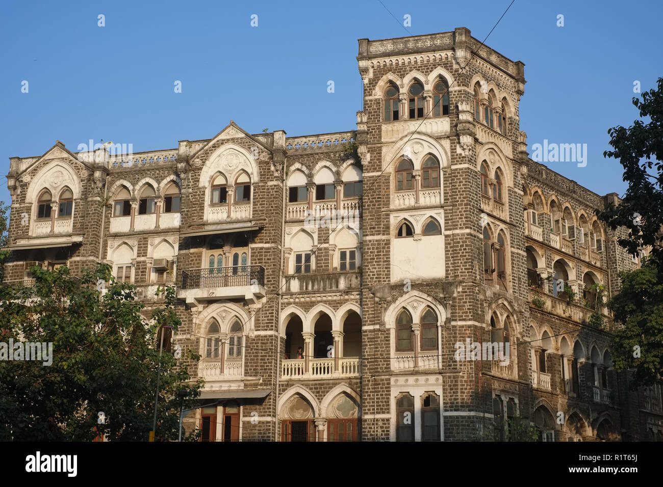 Un edificio in Colaba area di Mumbai, India, costruito in un'era coloniale stile spesso chiamato gotico di Bombay Foto Stock